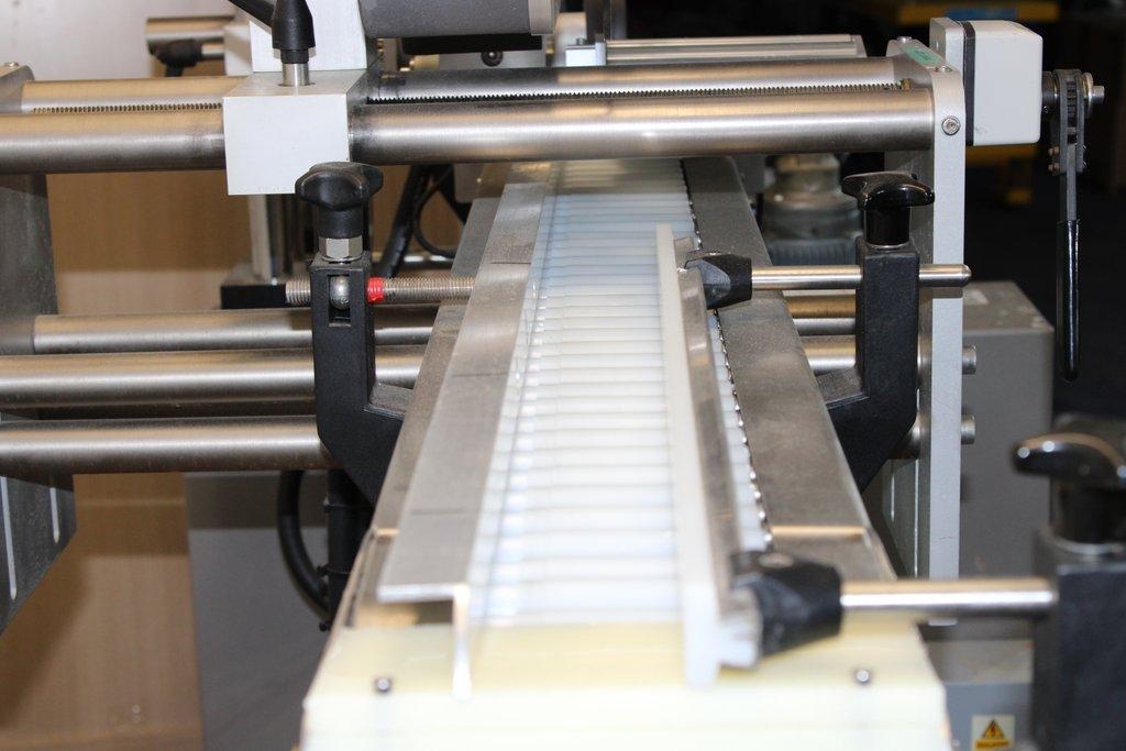 Harland Sirius Pressure-Sensitive Labeling Machine with Conveyor System