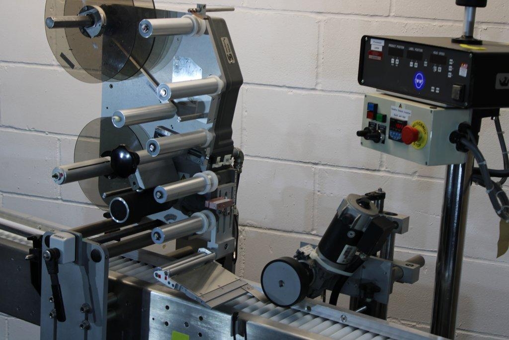 Harland Sirius Pressure-Sensitive Labeling Machine with Conveyor System