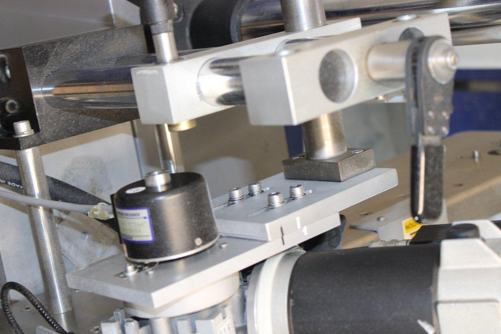 Harland Sirius Pressure-Sensitive Labeling Machine with Conveyor System