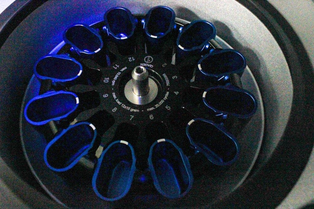 Qiagen QIAcube Molecular Biology DNA RNA Purification System 12 Samples Run