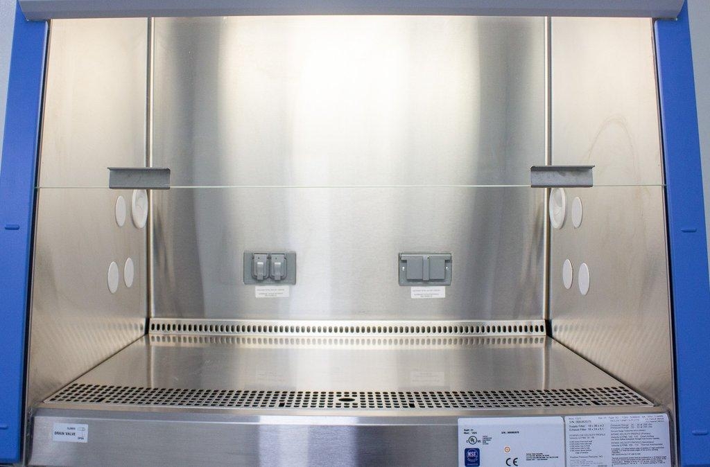 Thermo 1323 Biosafety Cabinet Type A2 Class II with UV and Armrests 15L