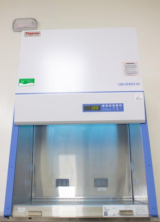 Thermo 1323 Biosafety Cabinet Type A2 Class II with UV and Armrests 15L