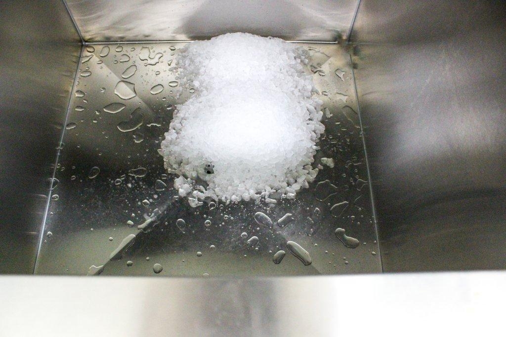 Hoshizaki Ice Maker F-1002MAJ Commercial Air-Cooled, 980lb Flake Production