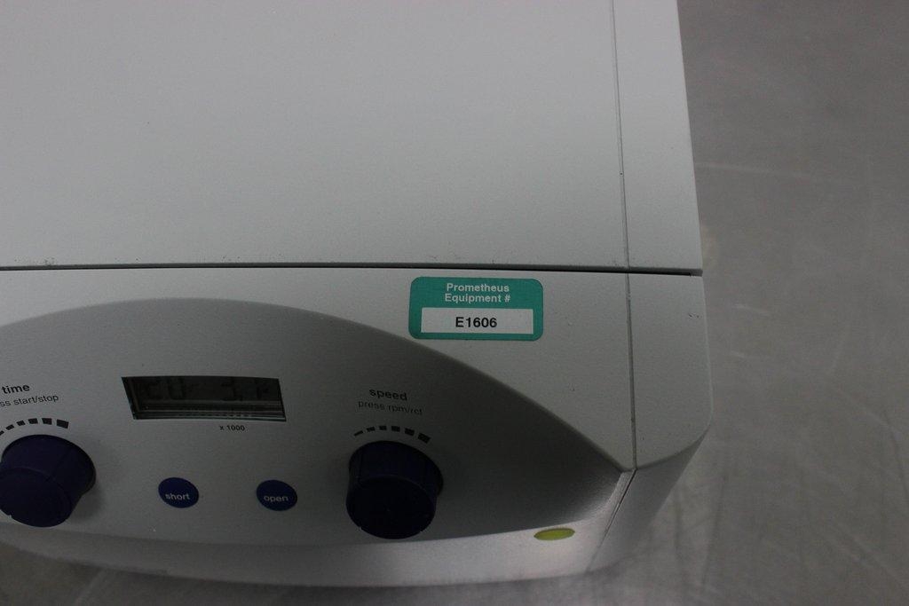 Eppendorf Centrifuge 5702 Low-Speed Benchtop Centrifuge 4400 RPM Capacity