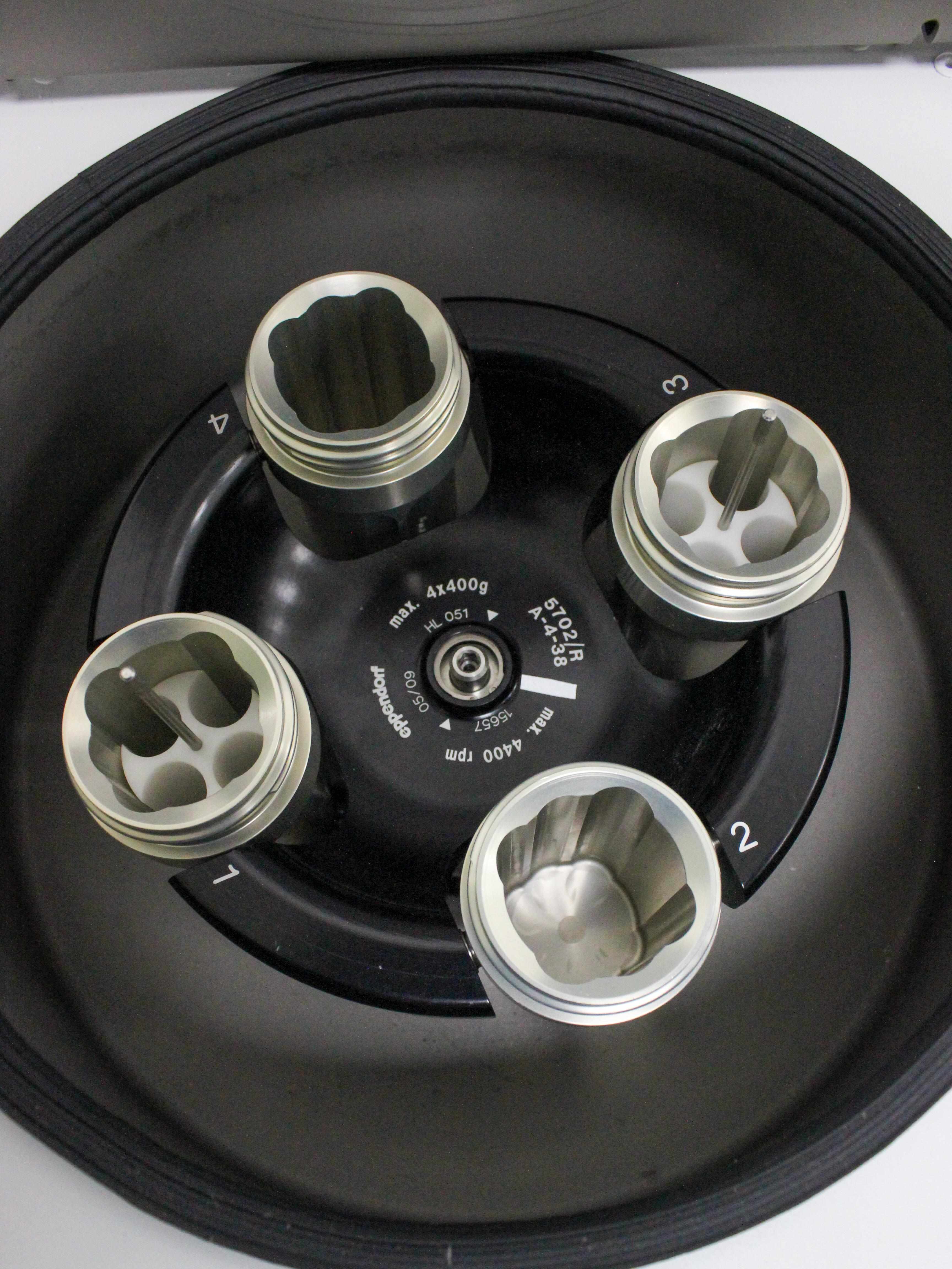 Eppendorf Centrifuge 5702 Low-Speed Benchtop Centrifuge 4400 RPM Capacity