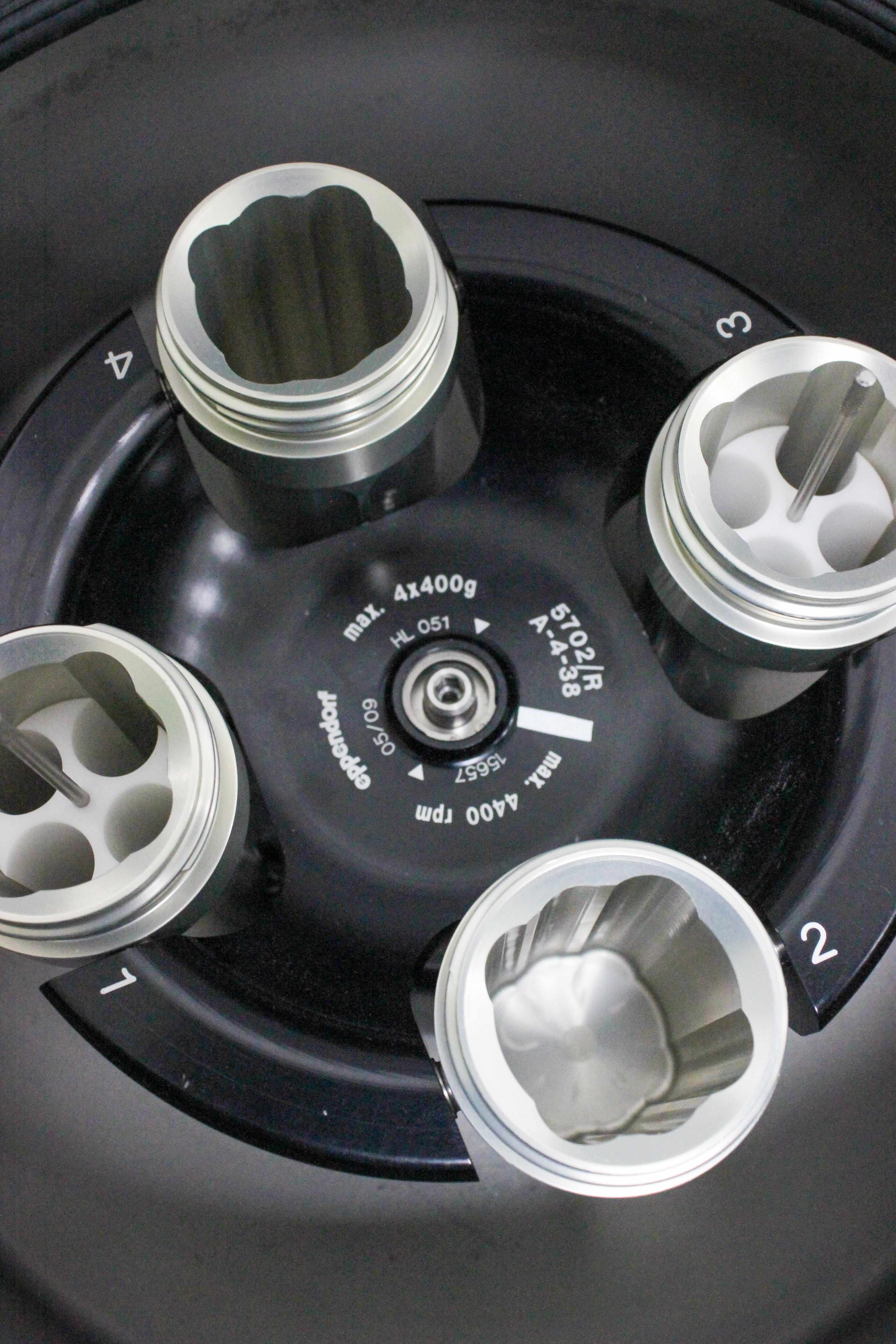 Eppendorf Centrifuge 5702 Low-Speed Benchtop Centrifuge 4400 RPM Capacity