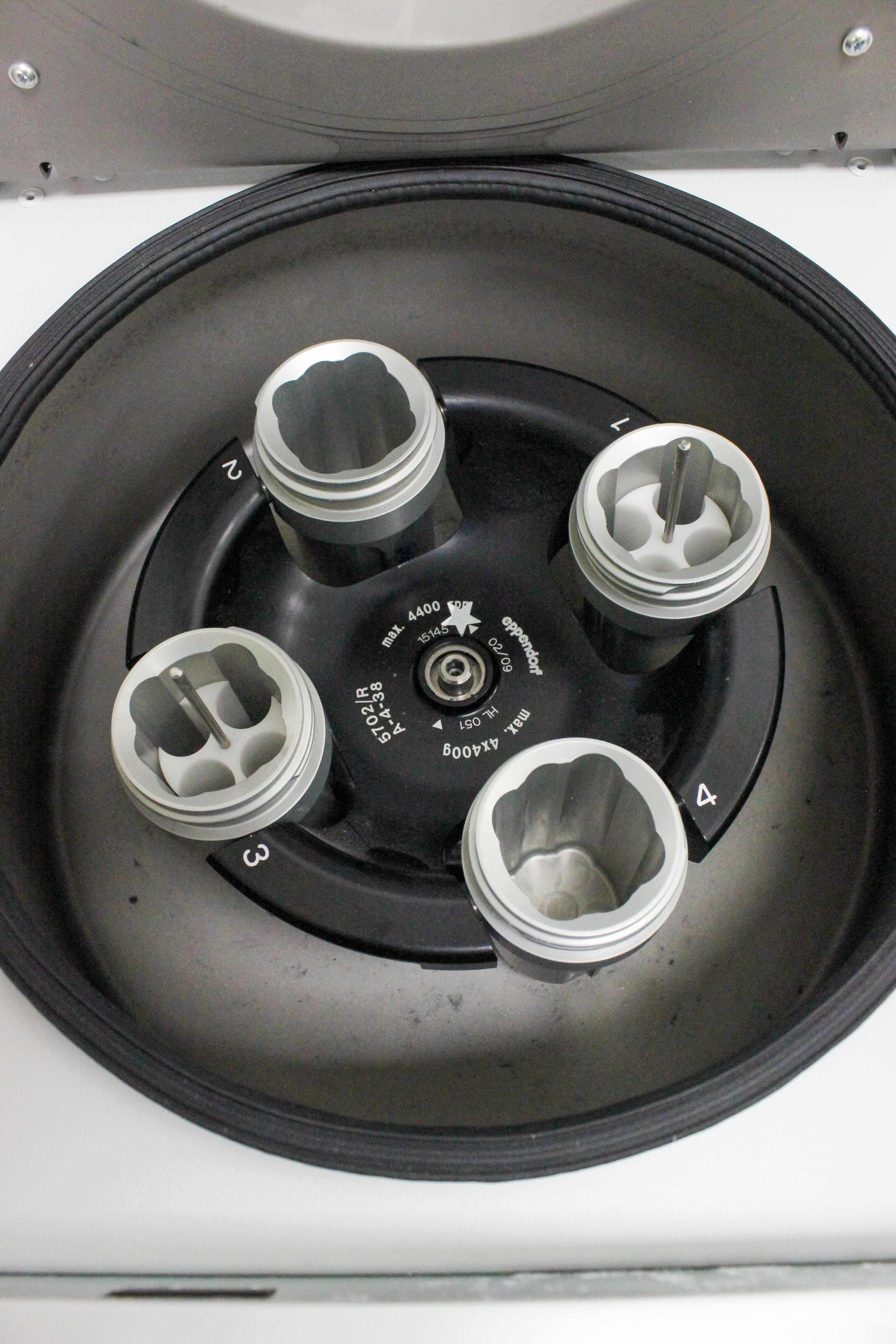 Eppendorf Centrifuge 5702 Benchtop Centrifuge 4x 100mL Quiet Operation RPM 4400