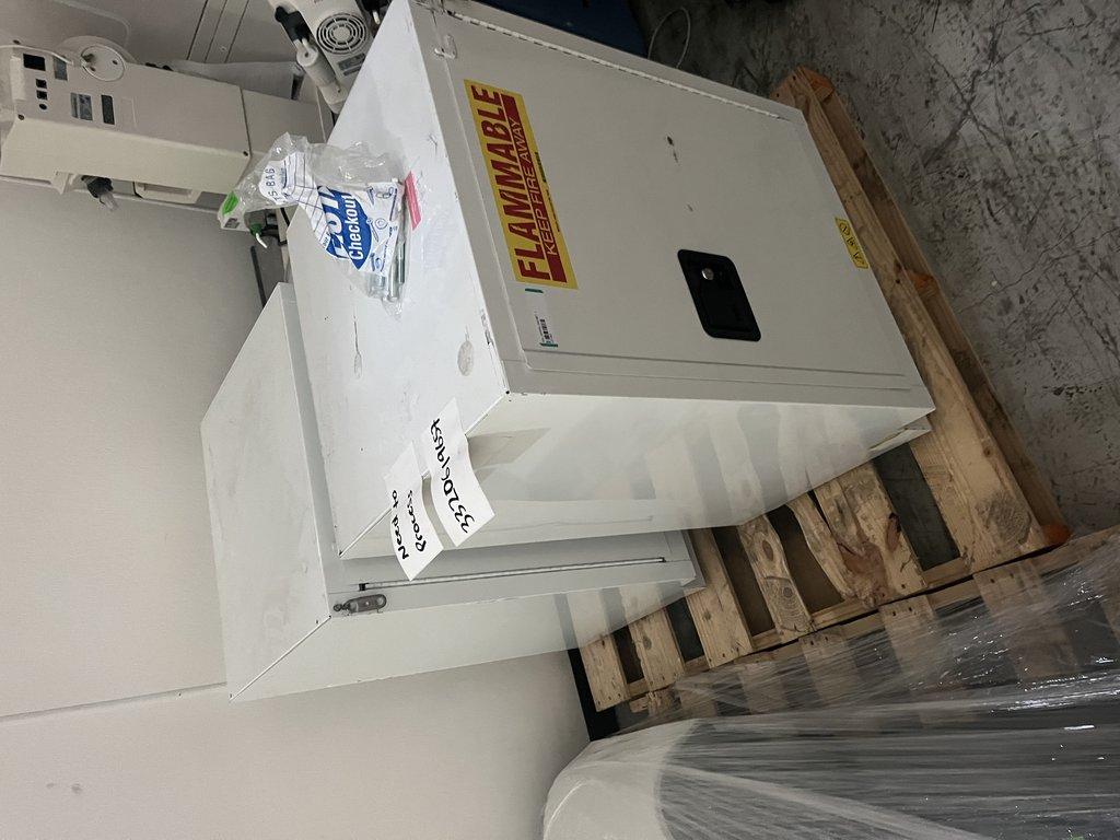 Justrite Sure Grip EX Storage Cabinet Corrosive Cabinet 15 Gal 8825272S Used
