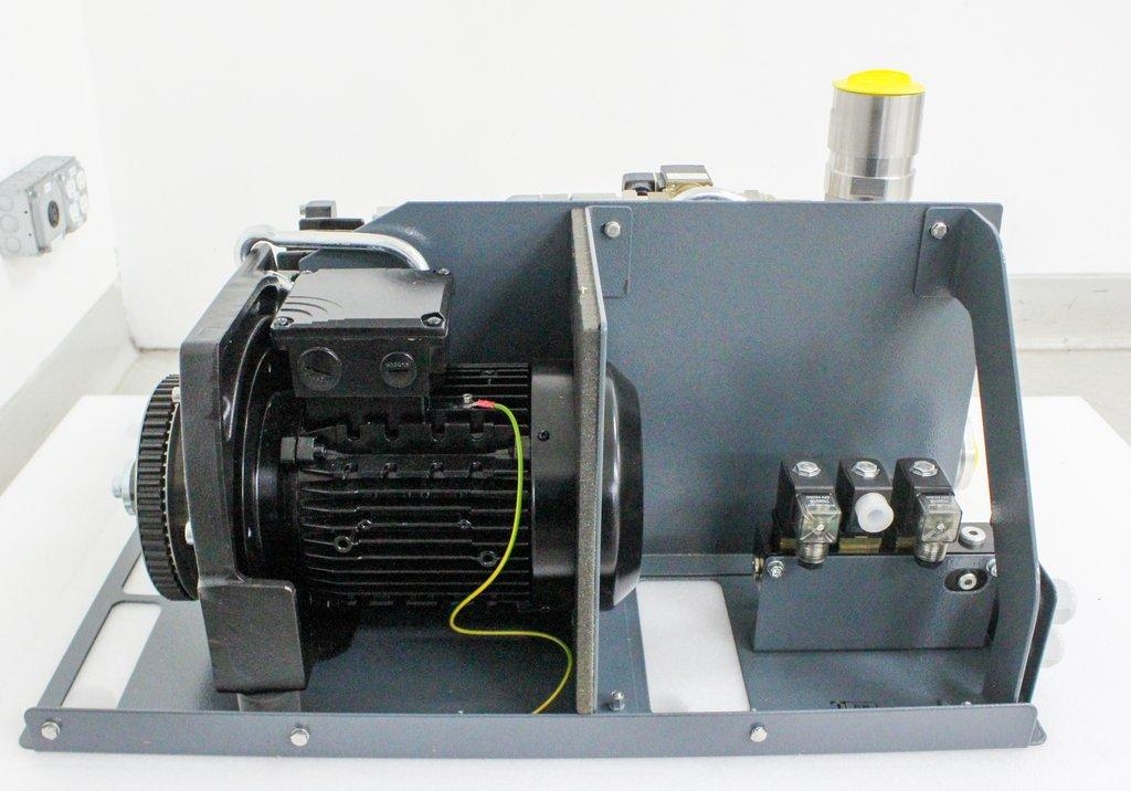 Leybold Varodry VD65 Vacuum Pump, Efficient, Dry, High Vapor Tolerance