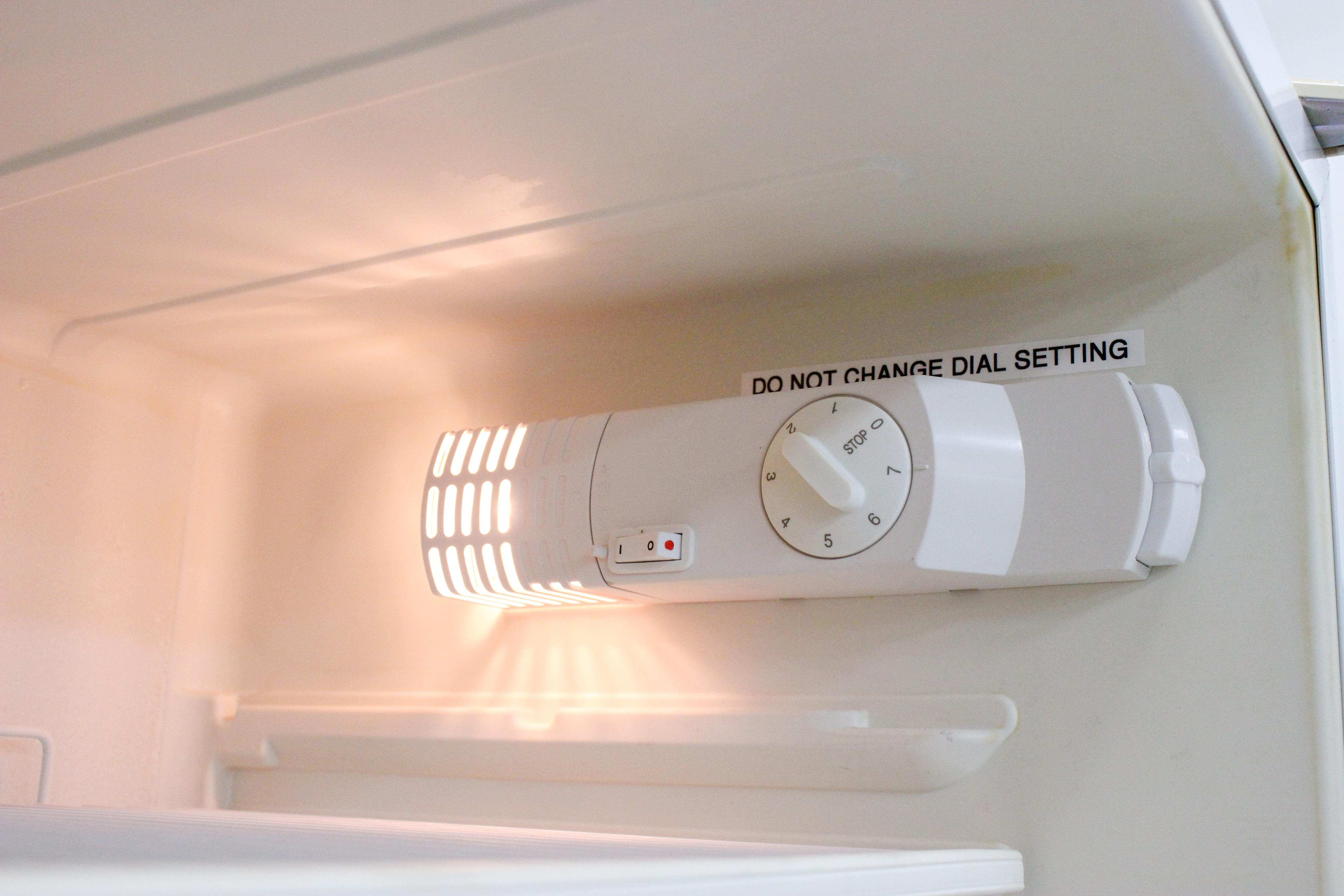 Summit FF-7 -4C Refrigerator Undercounter 5.5cuft 100% CFC Free Automatic