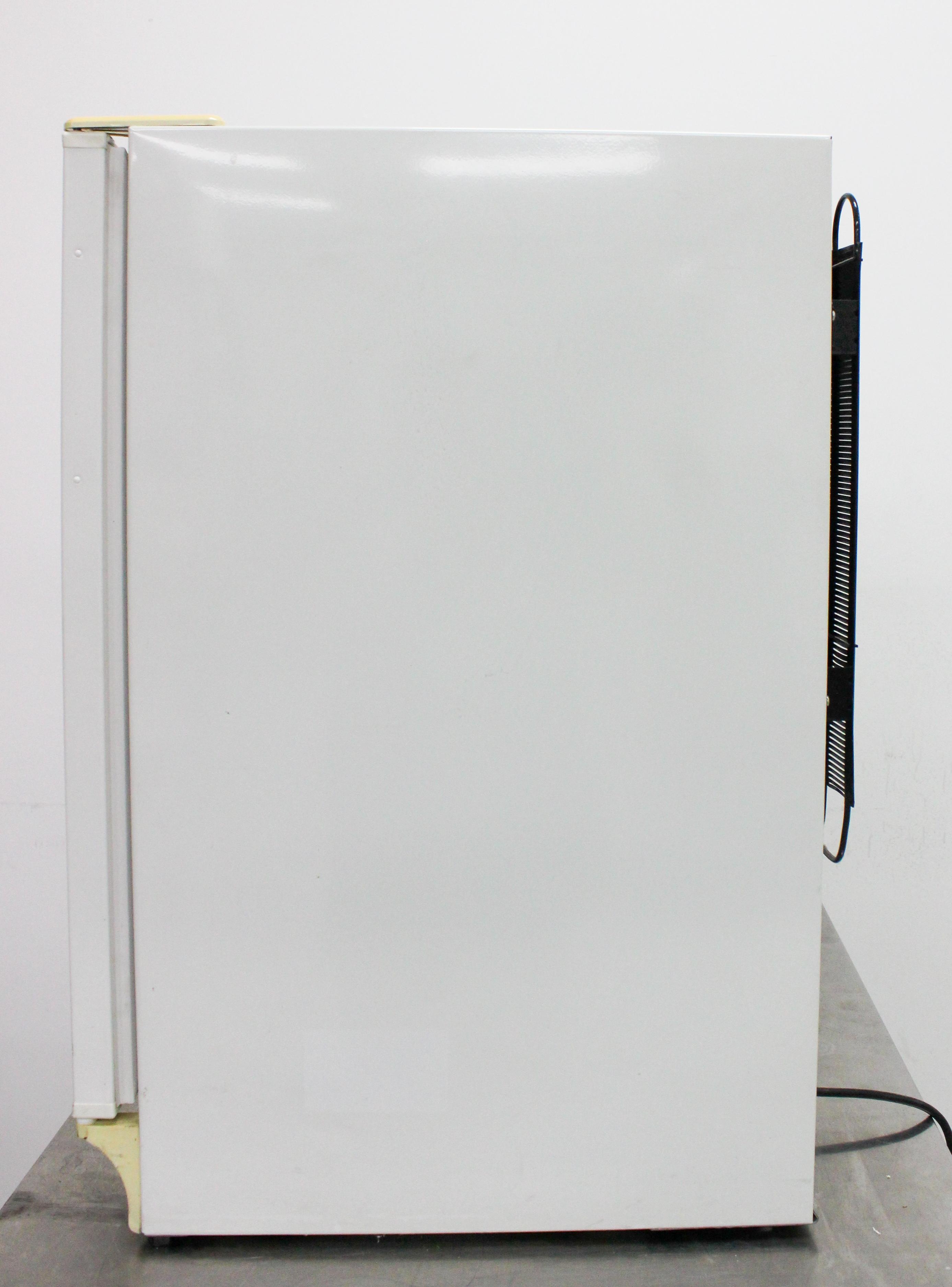 Summit FF-7 -4C Refrigerator Undercounter 5.5cuft 100% CFC Free Automatic