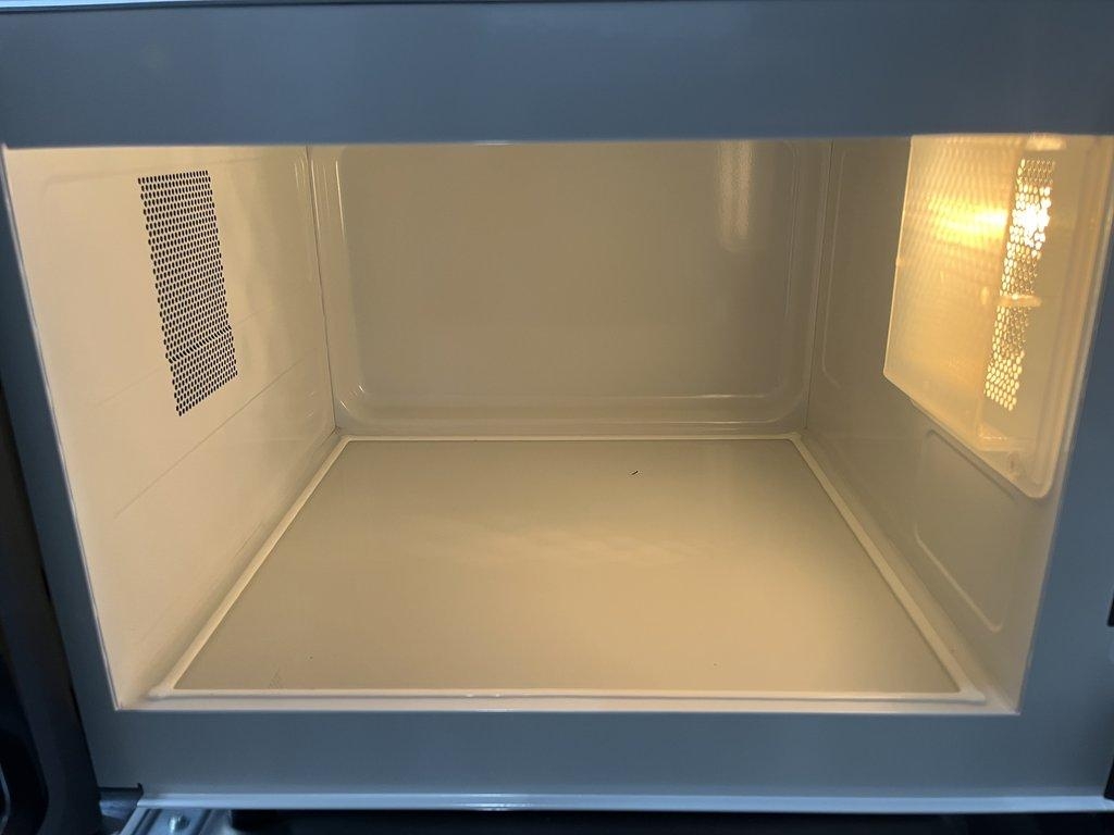 Panasonic NE-1025F Commercial Microwave Oven - Near New, 1000W Efficiency