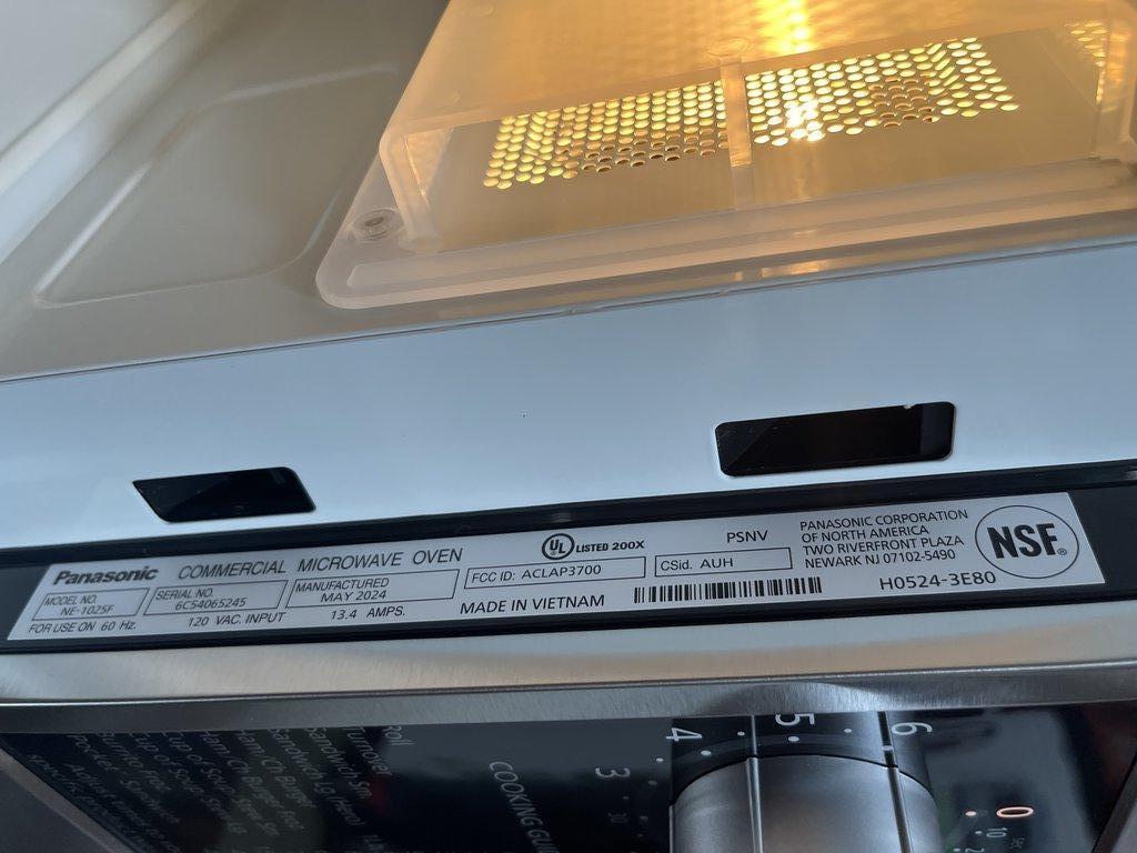 Panasonic NE-1025F Commercial Microwave Oven - Near New, 1000W Efficiency