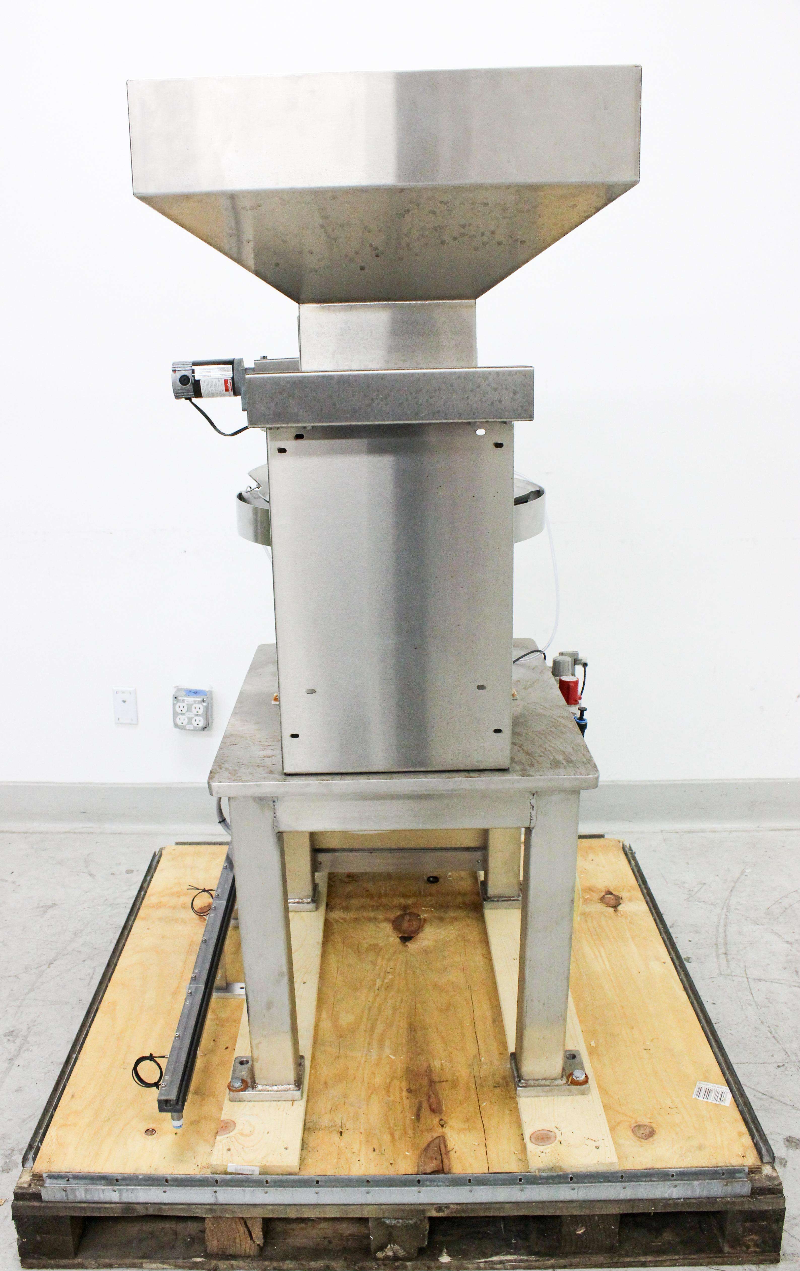 R-Tech Vibratory Bowl Feeder 15-110AC-FC-B-H-CS Automates Sorting In Use