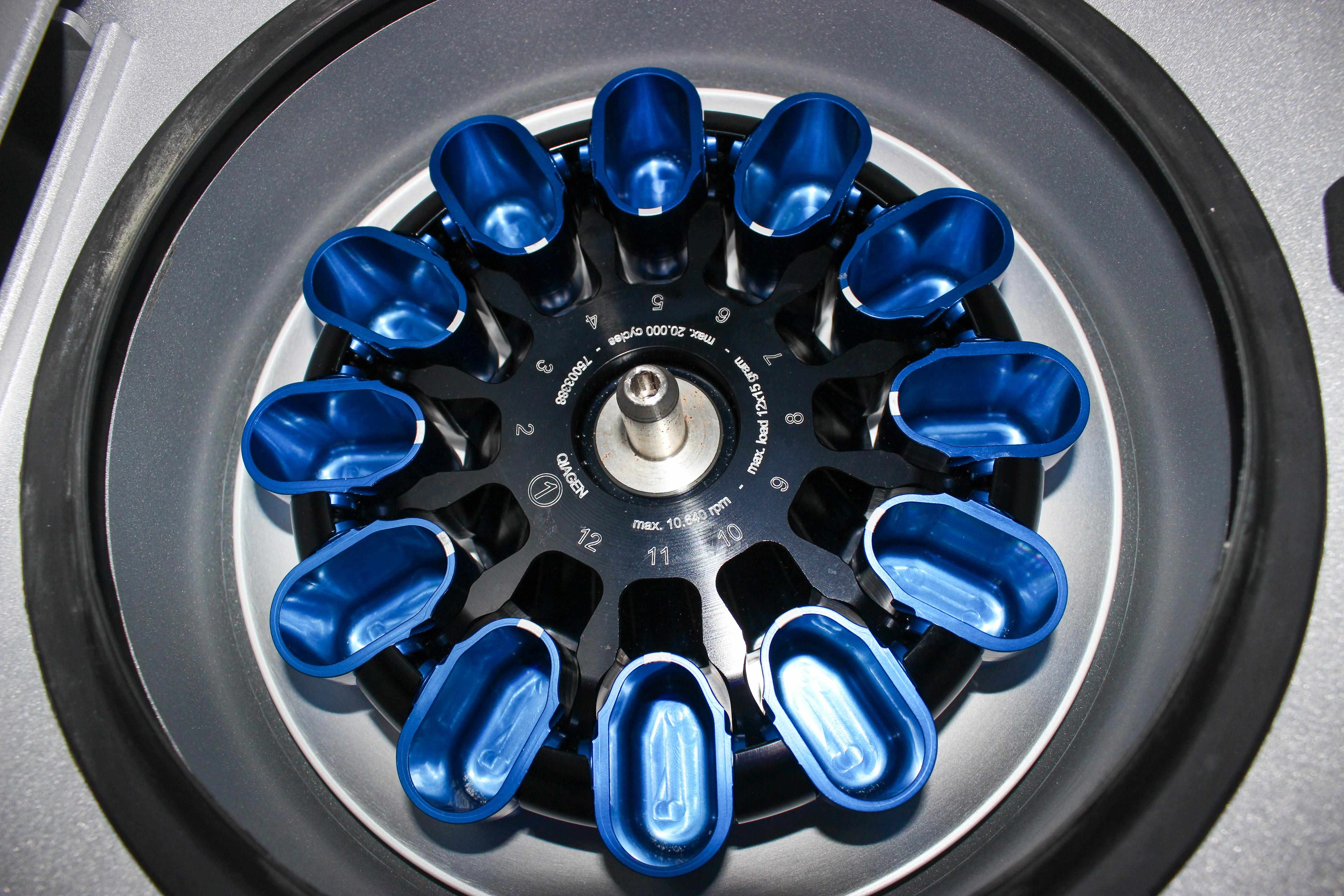 Qiagen QIAcube Automated DNA RNA Protein Purification System 12 Samples 10.4in Display