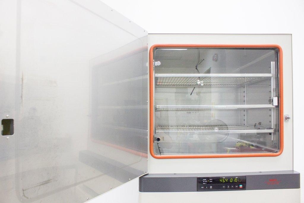 Sanyo MIR-262 Incubator Incubator 5.4 cu.ft Temp Range +5C to +80C PID Control