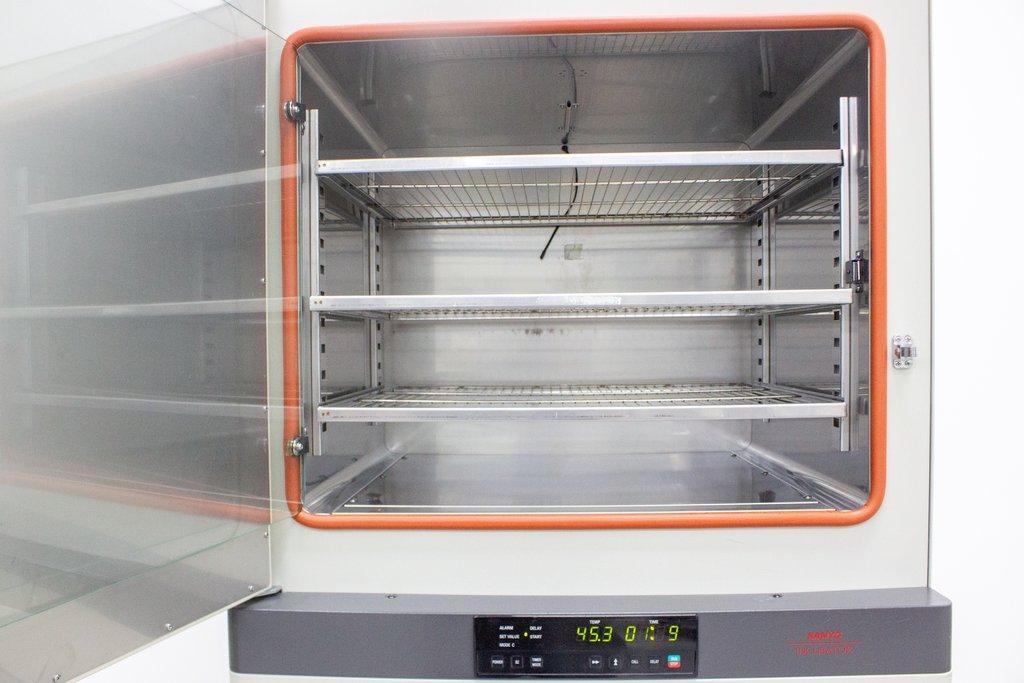 Sanyo MIR-262 Incubator Incubator 5.4 cu.ft Temp Range +5C to +80C PID Control