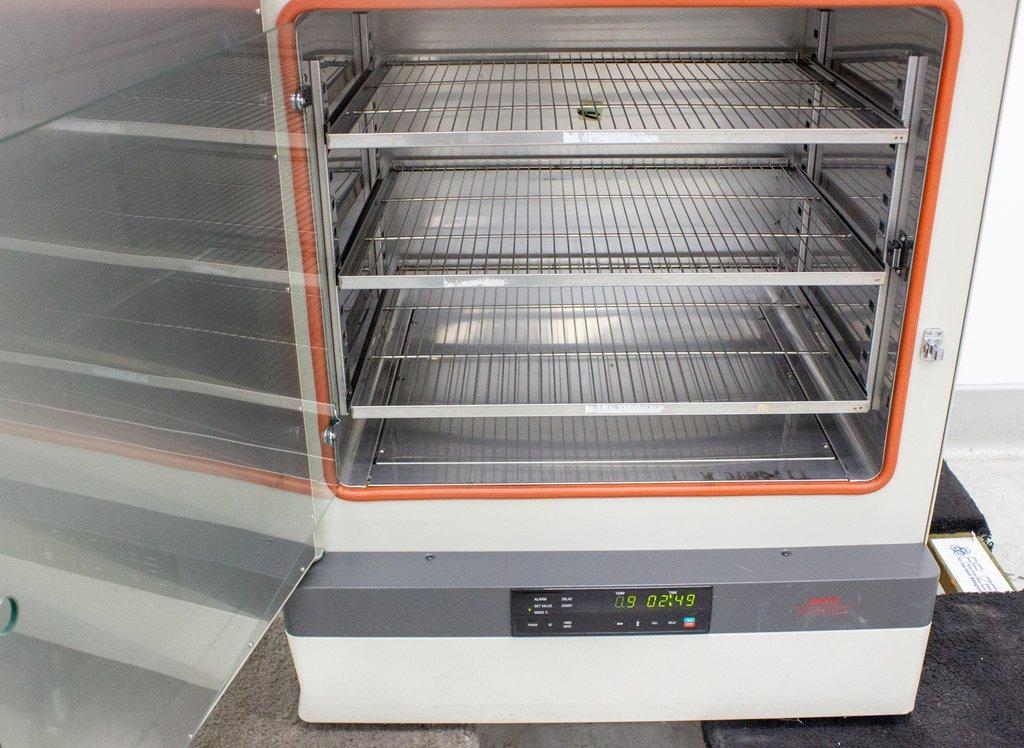 Sanyo MIR-262 Heated Incubator VG 5.4 cu.ft Temp Control +5°C to +80°C