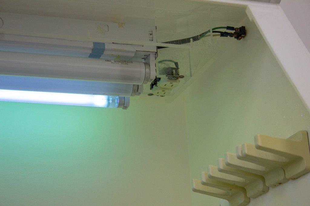 CBS H-048 Electrophoresis Tissue Culture Hood UV/Fluorescence Lamps 120V