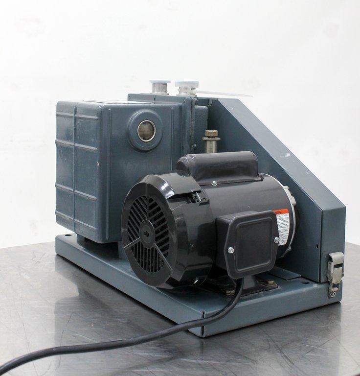 Welch Duoseal Vacuum Pump 1402 Vacuum Equipment Tested 5 Torr 120V/220V