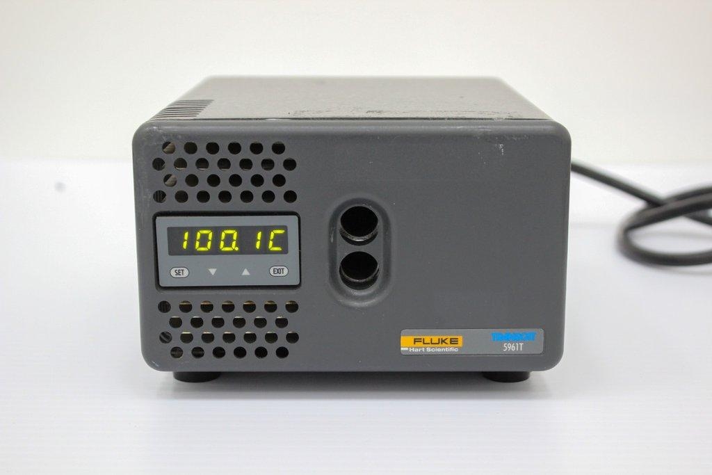 Fluke 9102S Handheld Dry-Well Calibrator 100C Temperature Accuracy