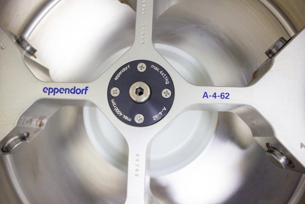 Eppendorf 5810 Benchtop Centrifuge 3L 14000 RPM Variable Rotors