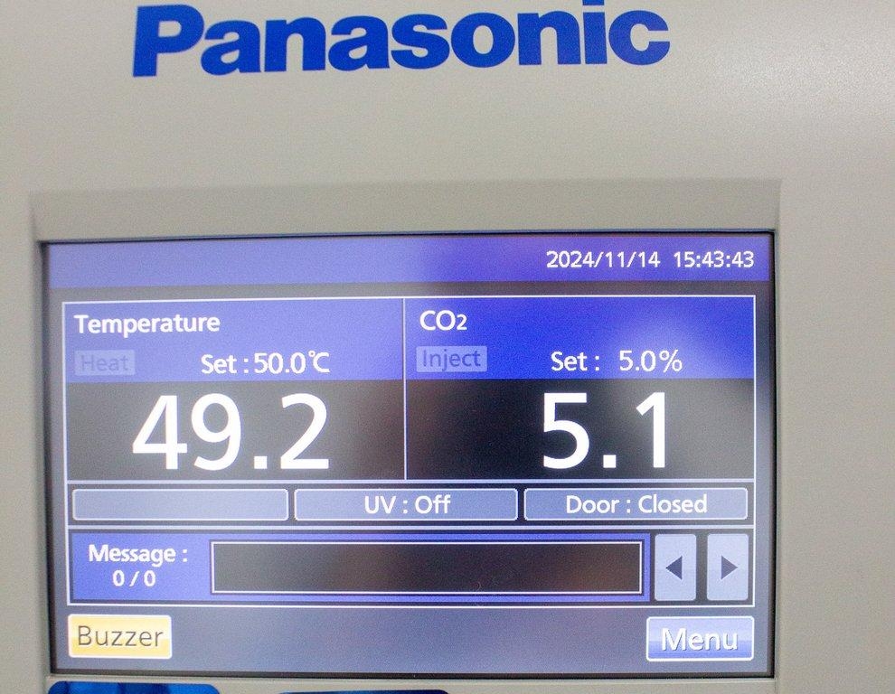 Panasonic MCO-170AICUVL-PA CO2 Laboratory Incubator 5.8 cu.ft. Touchscreen