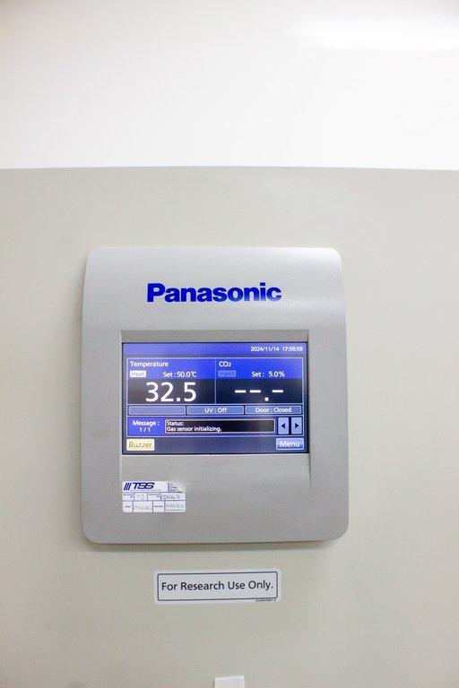 Panasonic MCO-170AICUVL-PA CO2 Laboratory Incubator 5.8 cu.ft. Touchscreen