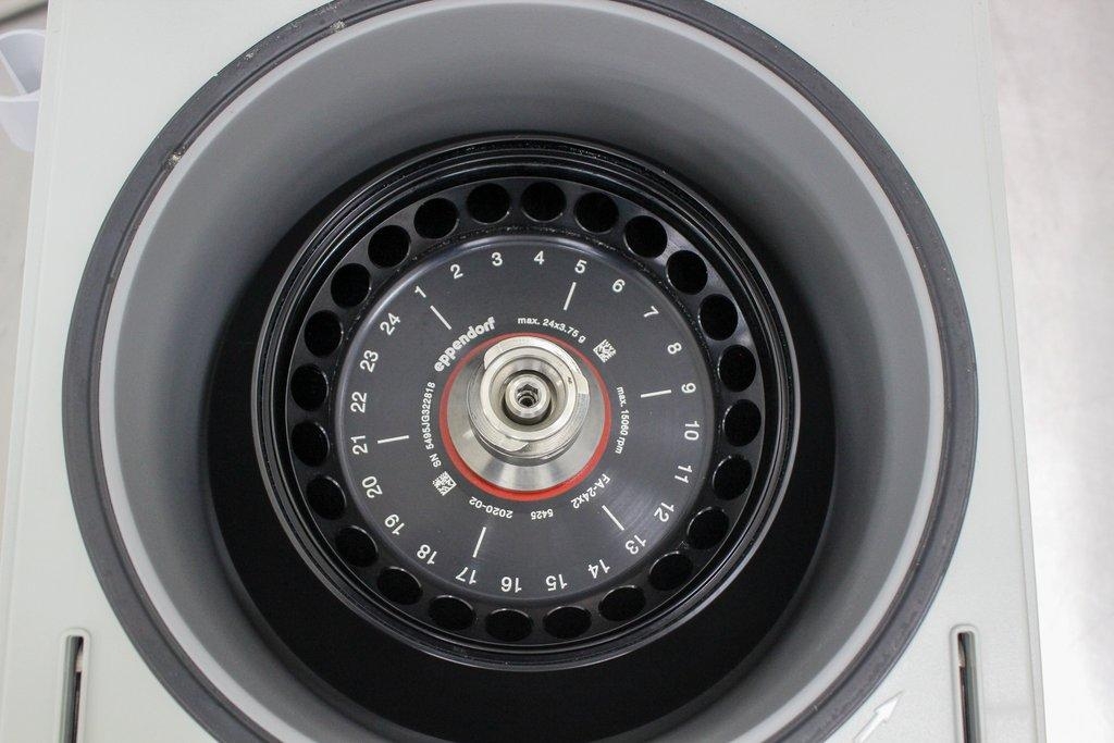 Eppendorf Centrifuge 5425 Benchtop Microcentrifuge 24x2 FA Rotor 14000 RPM