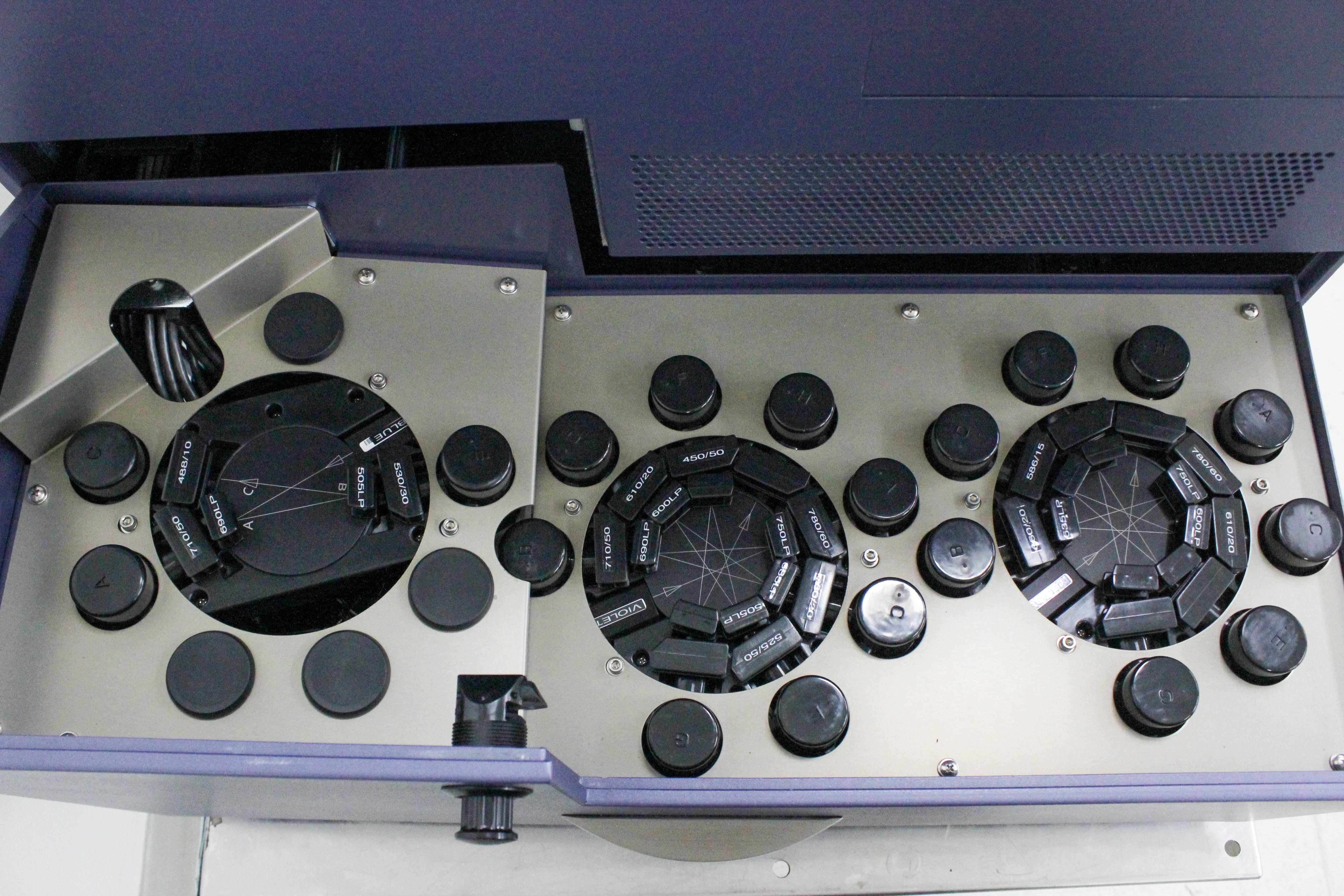 BD Biosciences LSRFortessa Cell Analyzer with HT Sampler, Up to 18 Colors