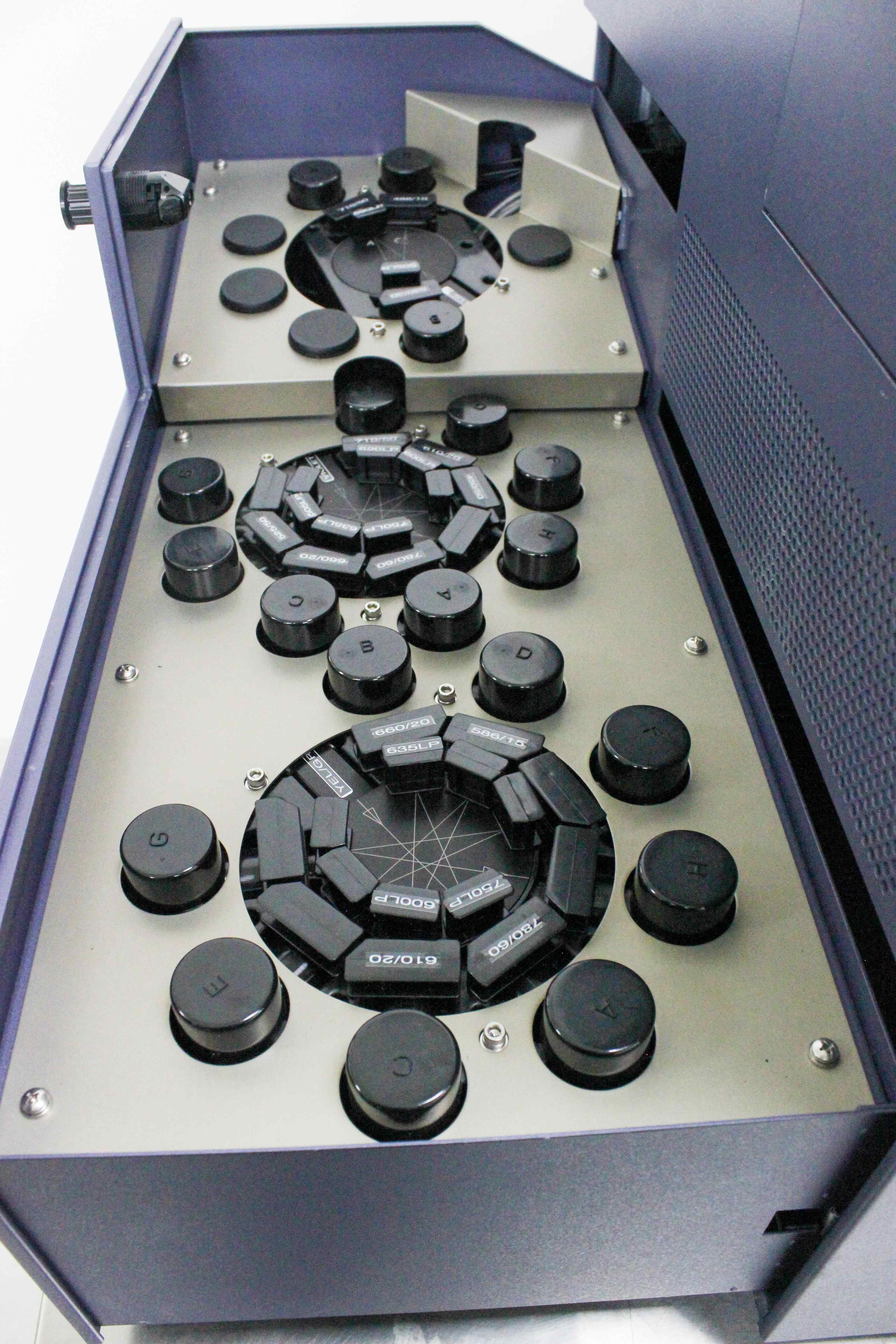 BD Biosciences LSRFortessa Cell Analyzer with HT Sampler, Up to 18 Colors