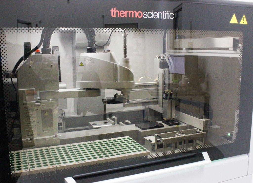 Thermo KingFisher SpeciTRAX Sample Transfer System w/ Computer & Software
