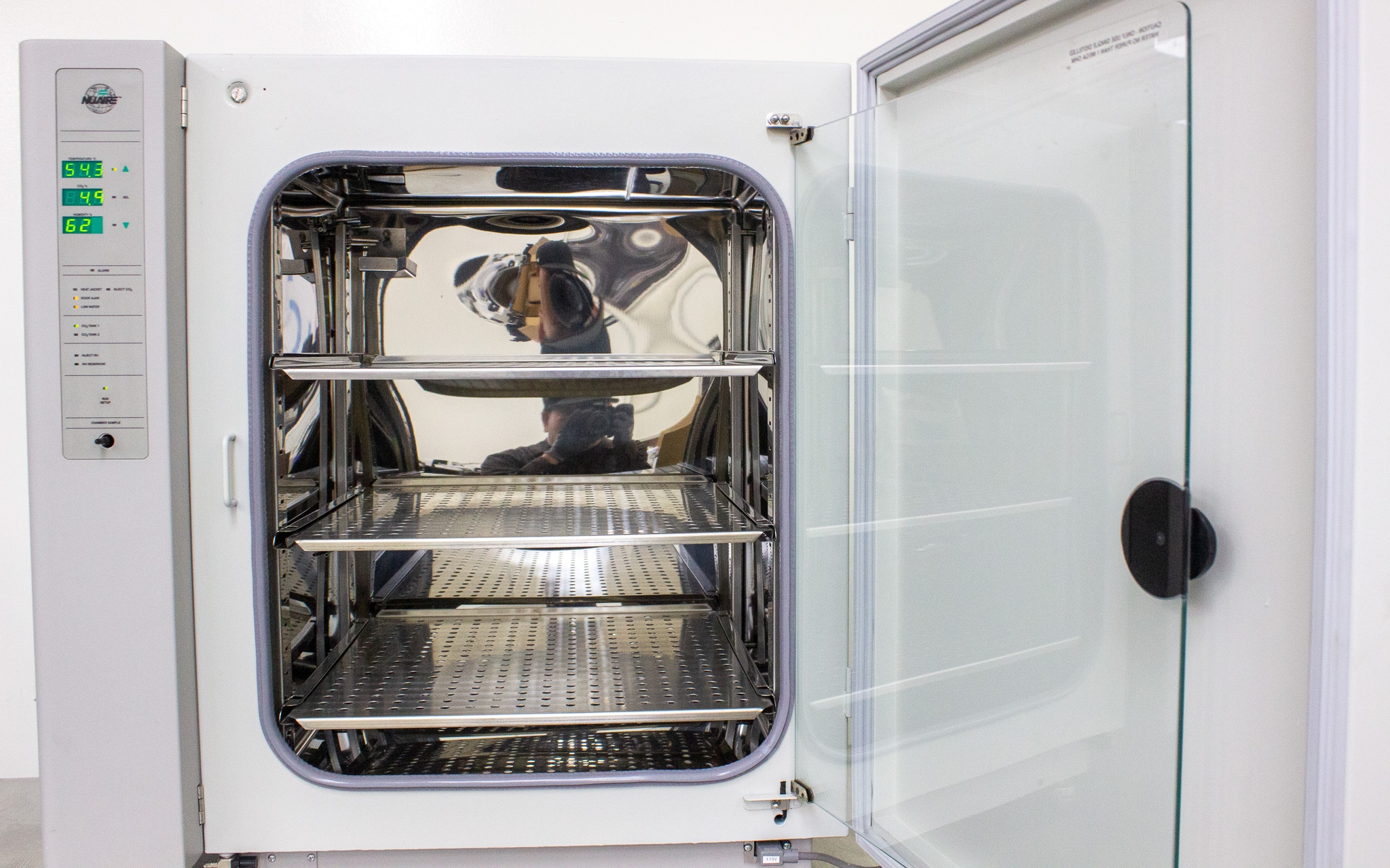 NuAire NU-4850 Incubator CO2 Controlled Temp Range 5-55C 20-Gallon Capacity