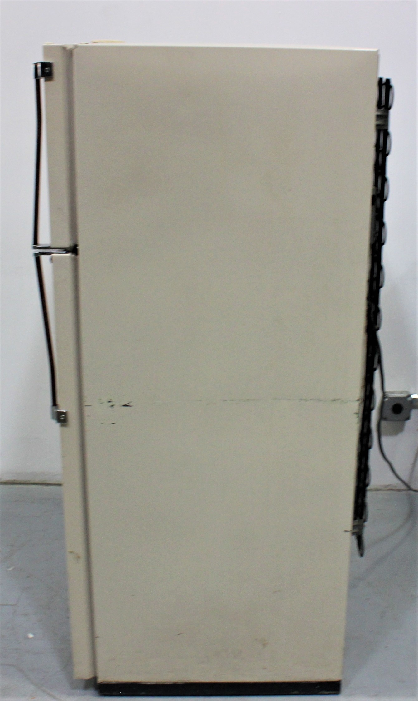 Gibson RT19F7WR Refrigerator/Freezer Combo 18.6Cf Adjustable Shelves LEDs 120V