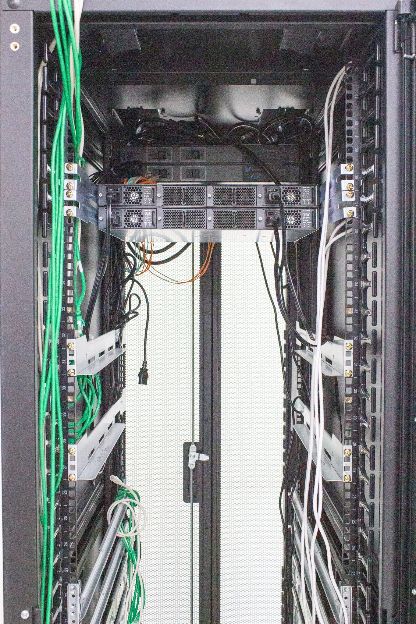 Chatsworth CP3183722 Network Cabinet w/ Cisco & Server Tech Switches 120V