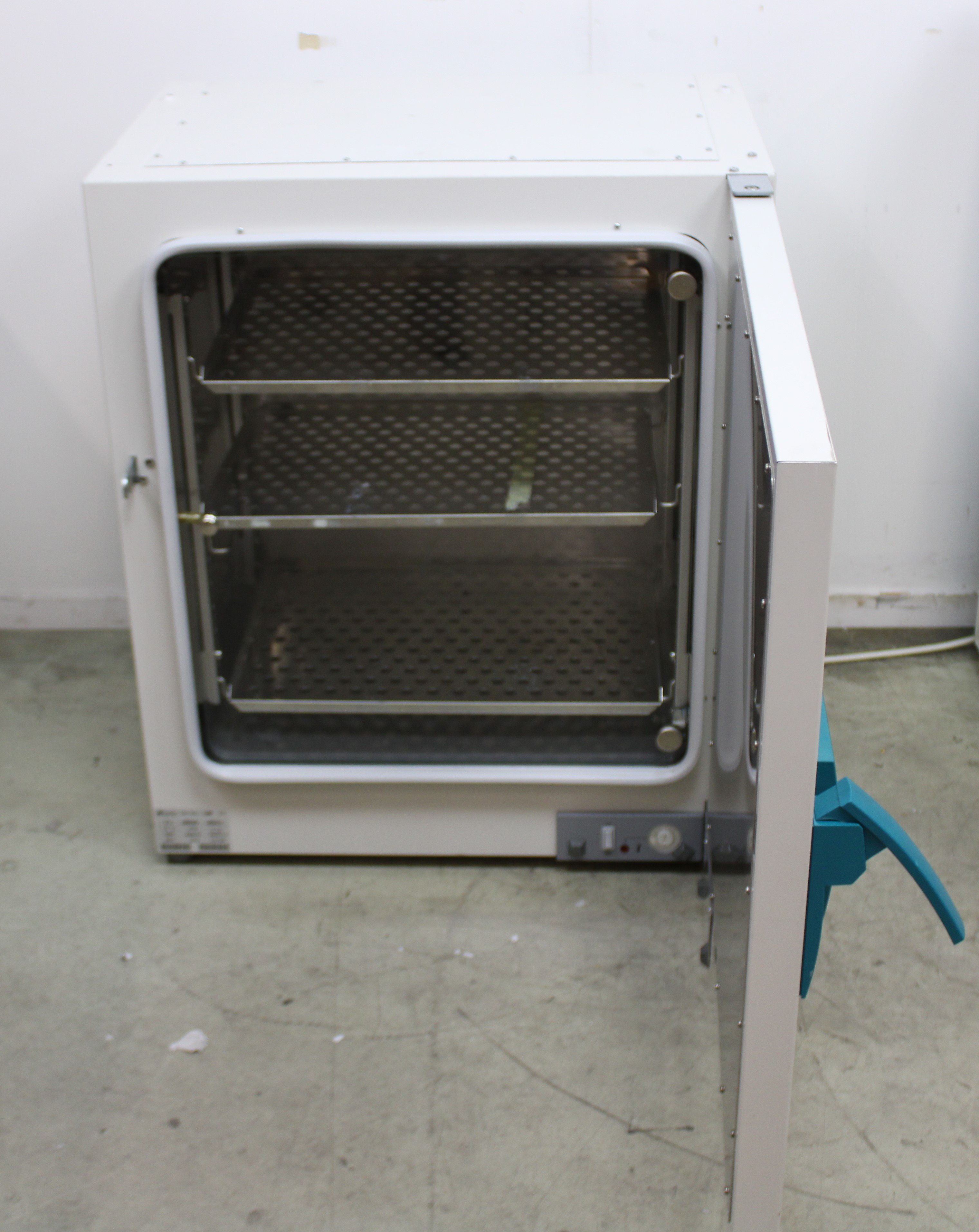 Kendro B12 Lab Incubator Ambient +5 to +70C 131L with 3 Shelves