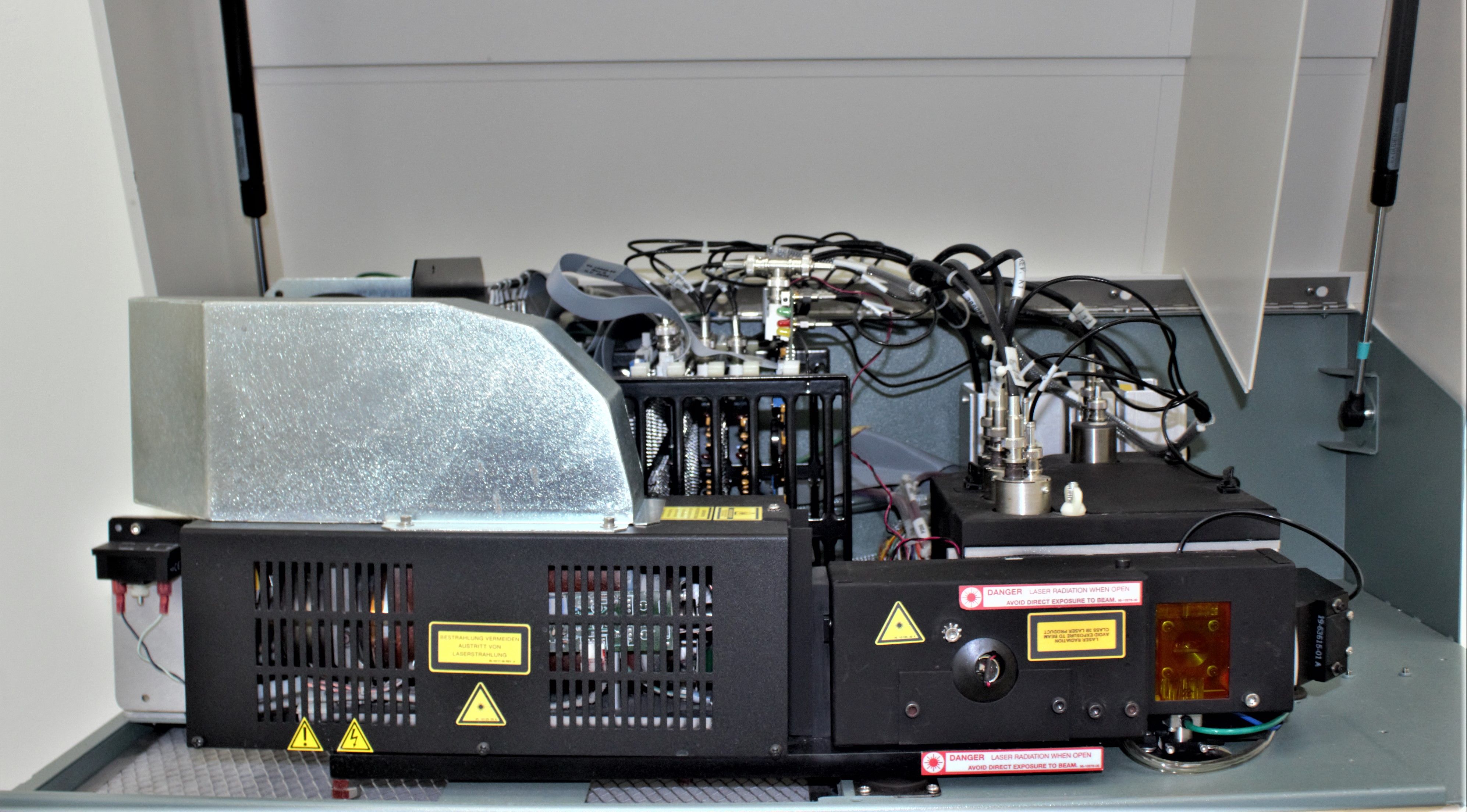 BD FACScaliber Cytometry Flow Cytometer with Analysis & Sorting Capabilities