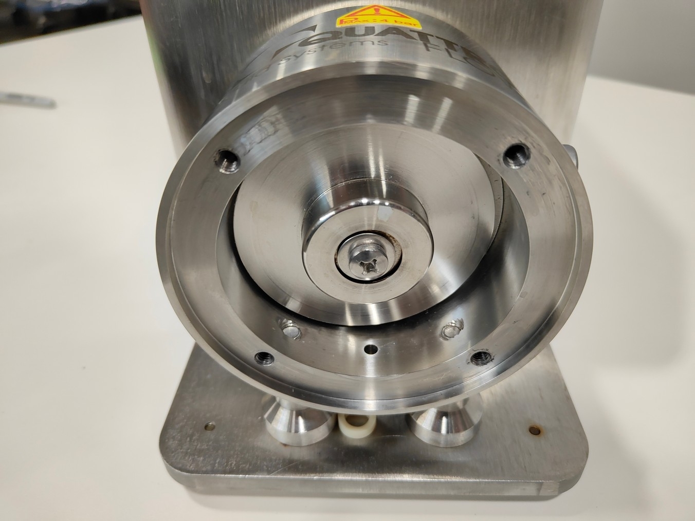 High Purity Quattroflow 1200 Diaphragm Pump 0.1-20Lpm 140F Max Temp