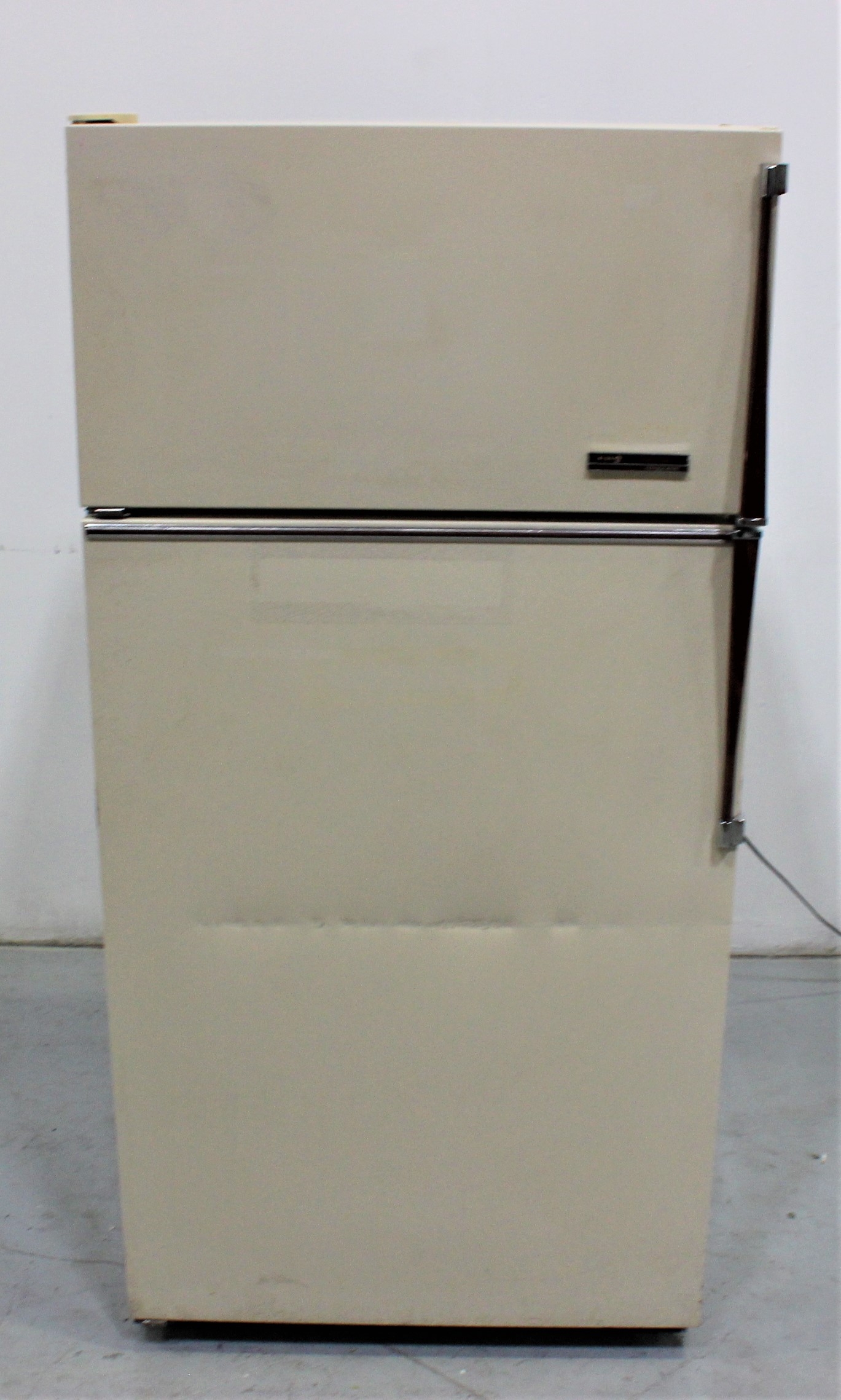 Gibson RT19F7WR Refrigerator/Freezer Combo 18.6Cf Adjustable Shelves LEDs 120V