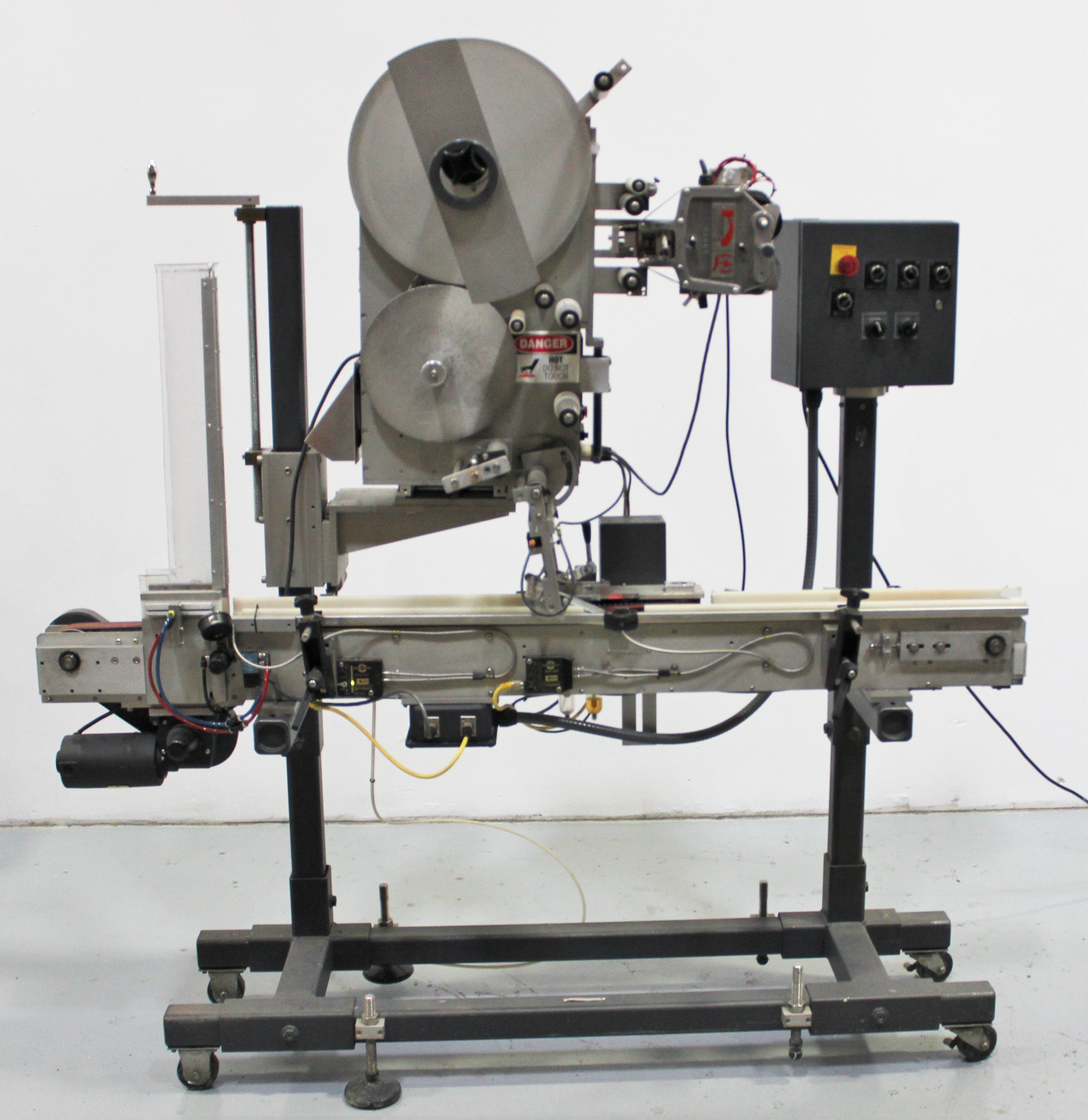 Universal Labeling Systems Labeler with Conveyor Packaging System 1200 IPM VG