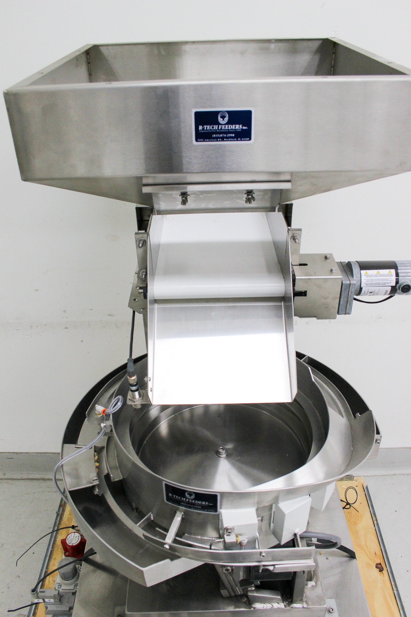 R-Tech 15-110AC Vibratory Bowl Feeder w/ Hopper for Industrial Automation
