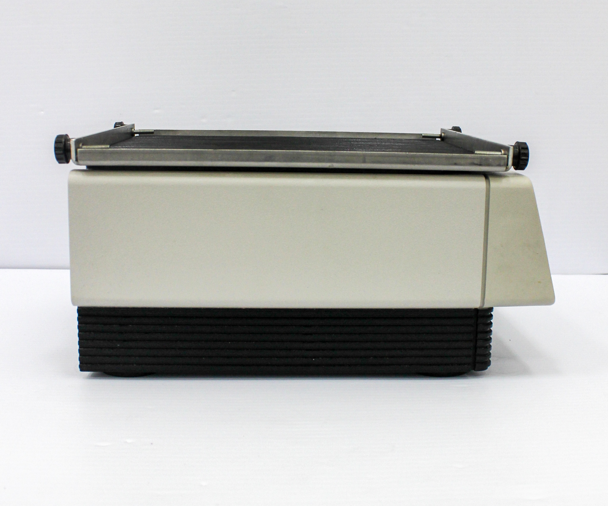 VWR DS-500 Digital Orbital Shaker, 500 RPM, 120V, Shaking Stability USA