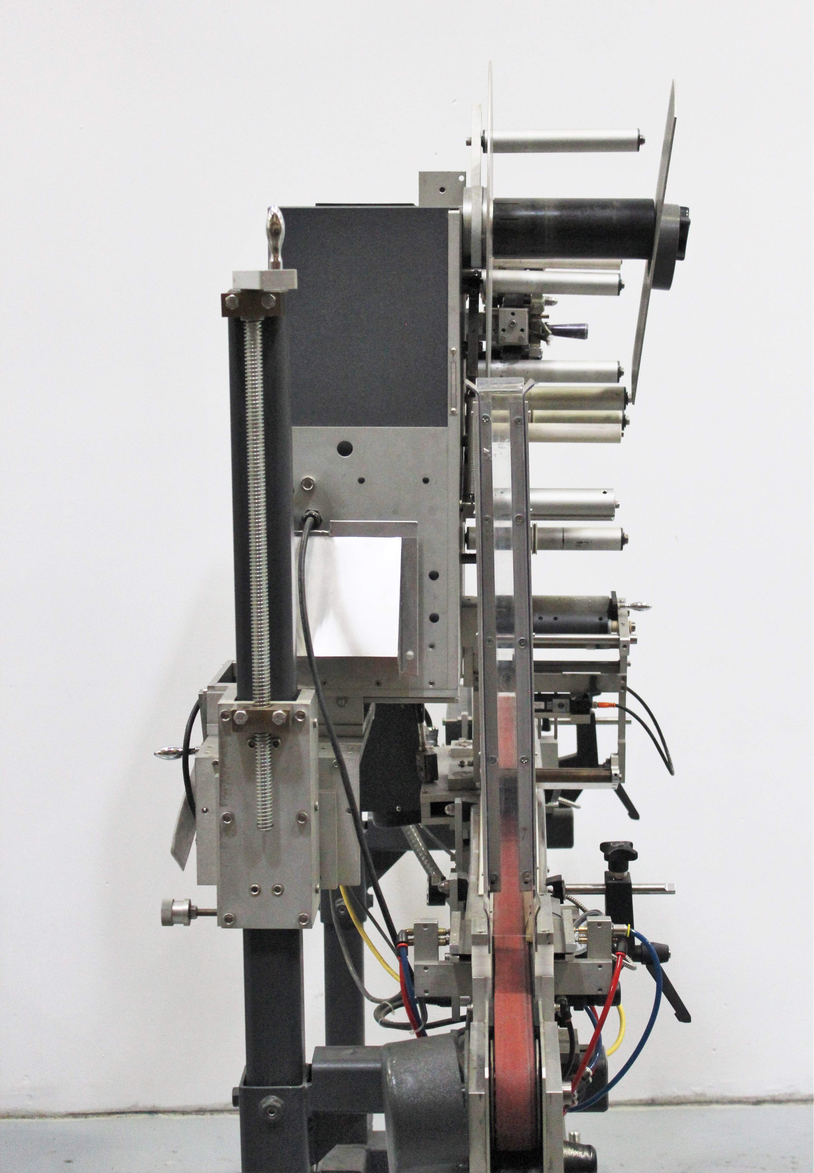 Universal Labeling Systems Labeler with Conveyor Packaging System 1200 IPM VG