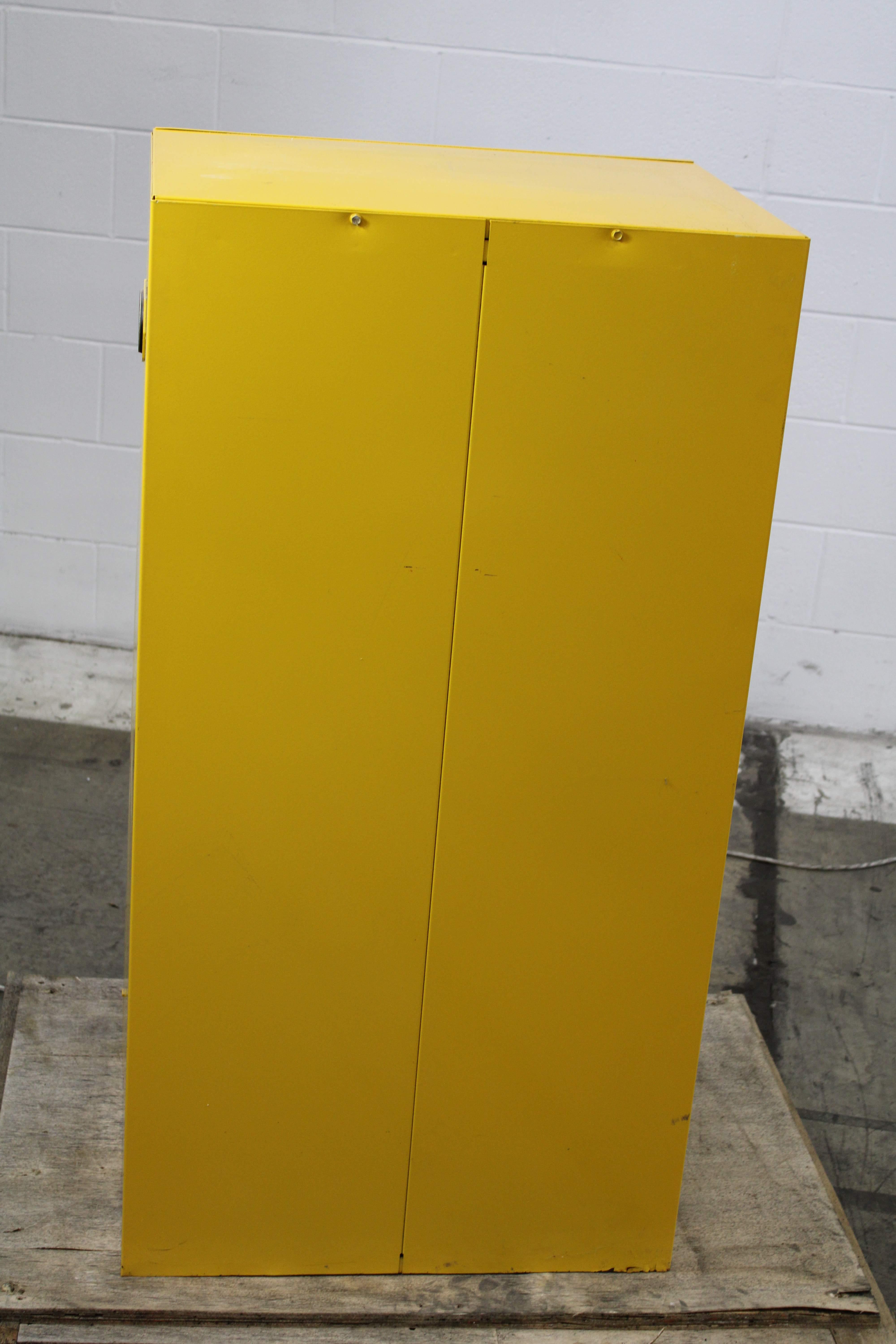 Justrite 25315 Flammable Safety Cabinet 15 Gal Manual Close Door, Used