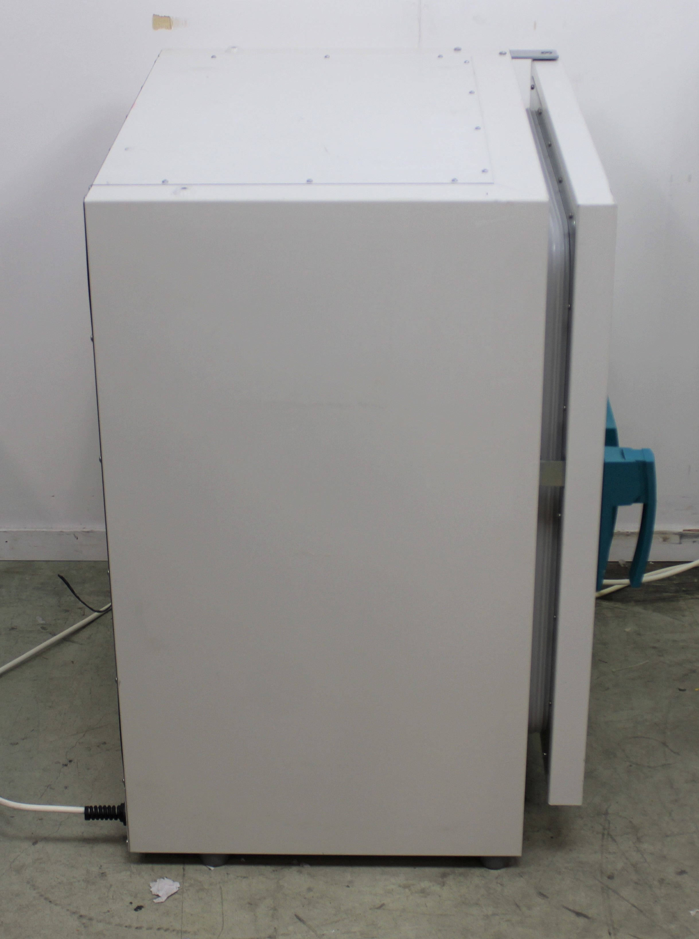 Kendro B12 Lab Incubator Ambient +5 to +70C 131L with 3 Shelves