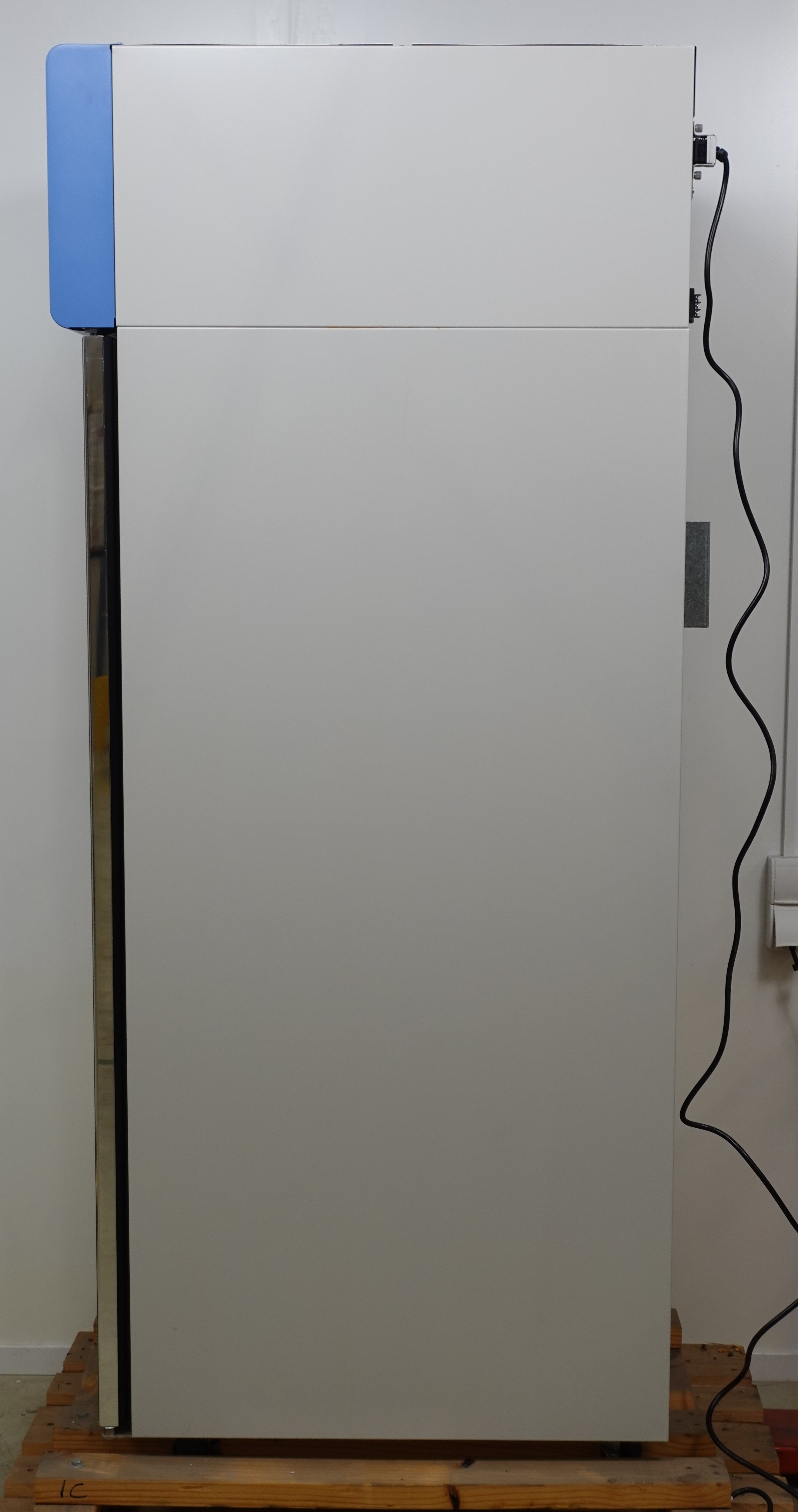 Thermo FRBB2304V22 Blood Bank Refrigerator 23.3 CU. FT 230V 385 Bag Cap