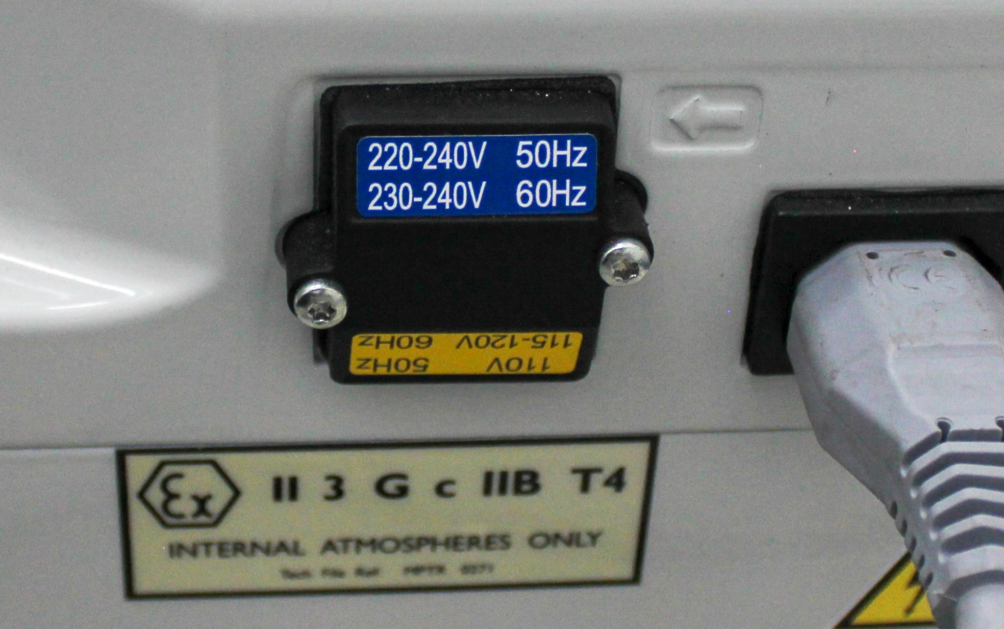 Edwards RV8 Vacuum Pump High Speed 11.7 m3/h 48dB Oil Sealed 230V 50/60Hz