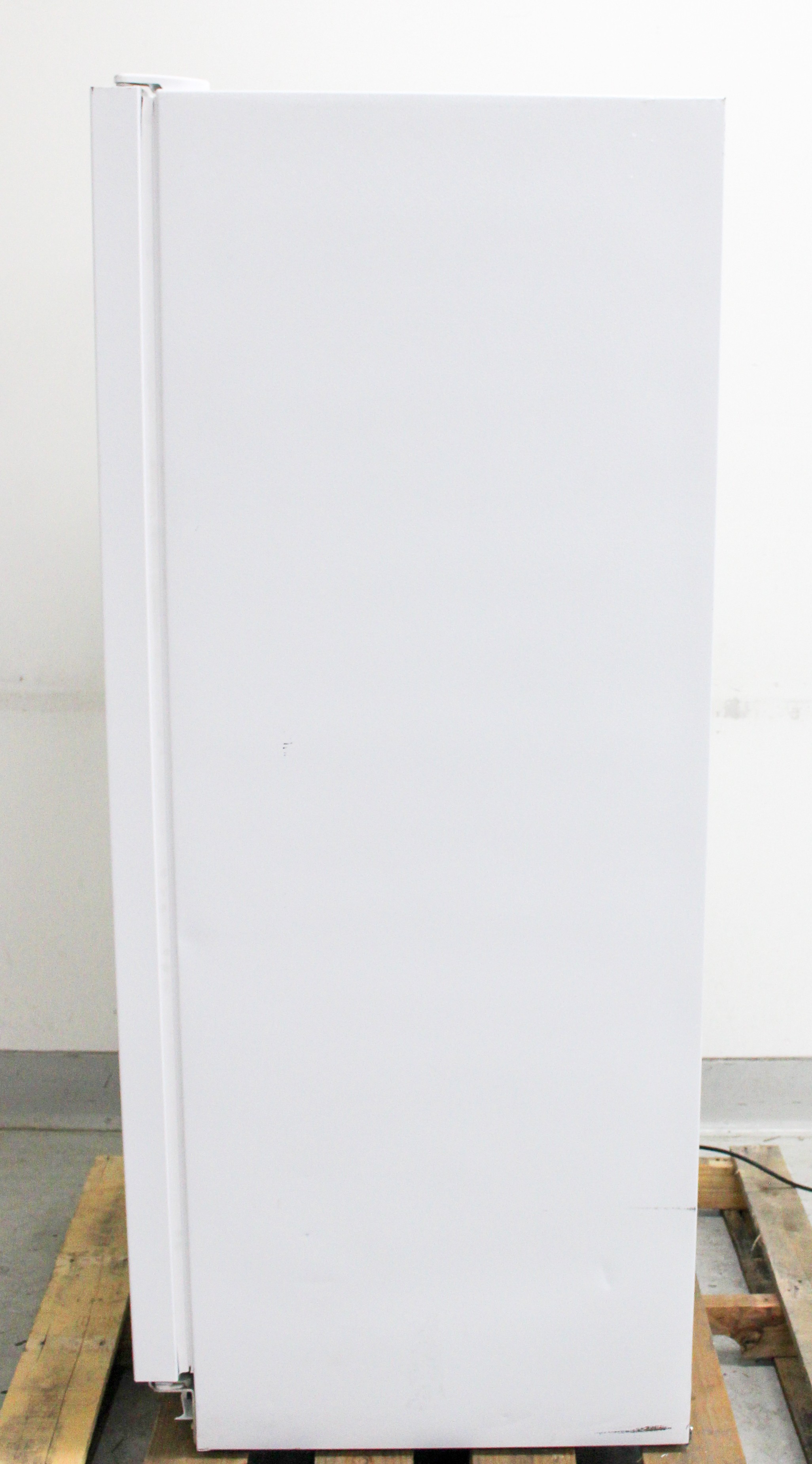 Frigidaire FFRU17B2QWD Upright Refrigerator 16.6 Cu Ft Frost-Free Bright