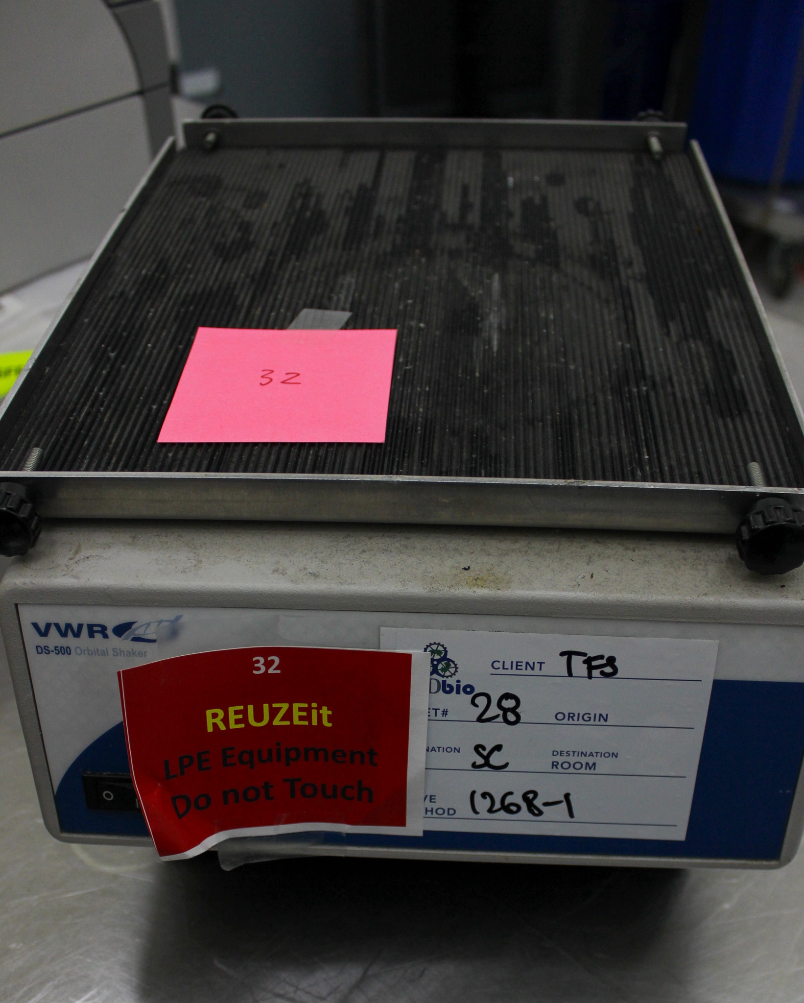 VWR DS-500 Digital Orbital Shaker, 500 RPM, 120V, Shaking Stability USA