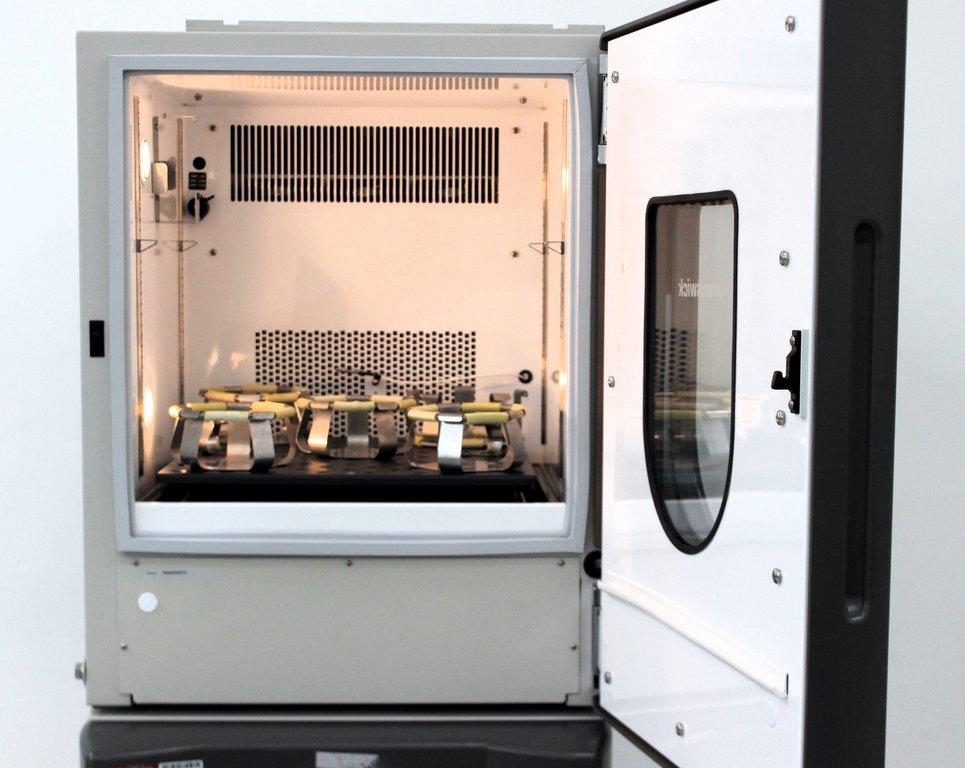 Eppendorf Innova 42R Incubator Shaker Stackable High-Speed Cell Culture